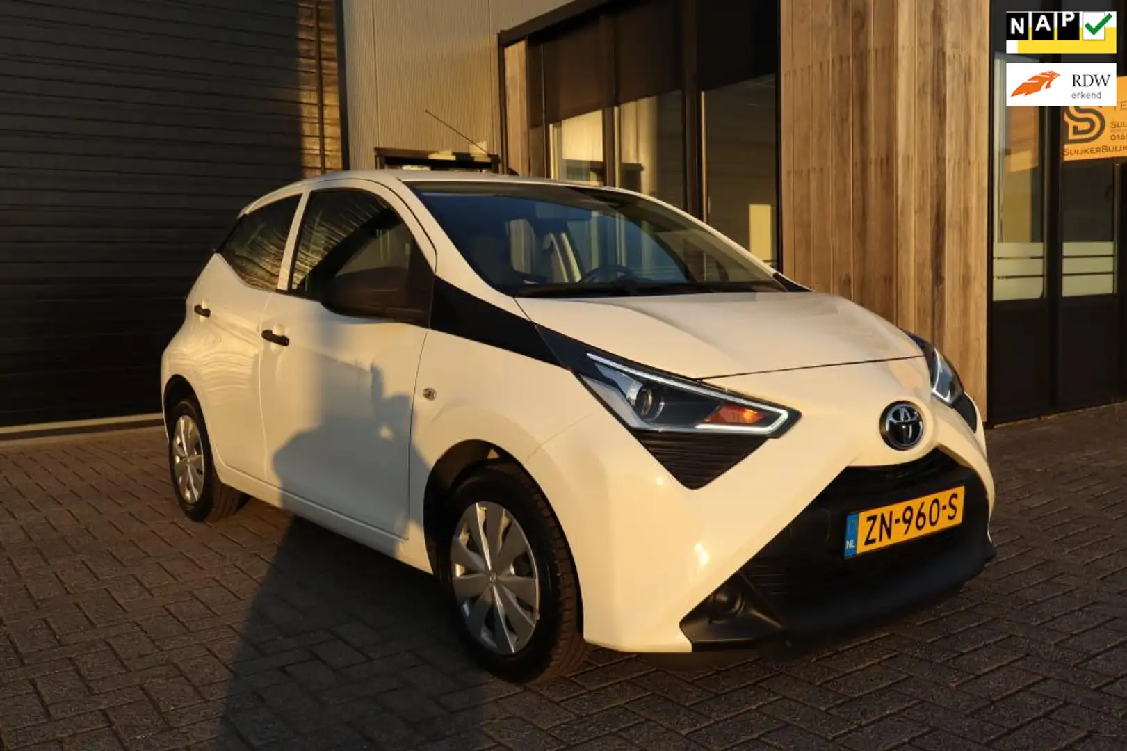 Toyota Aygo 1.0 VVT-i x-fun AIRCO / CRUISE / LED / 100% ONDERH Wit - 1