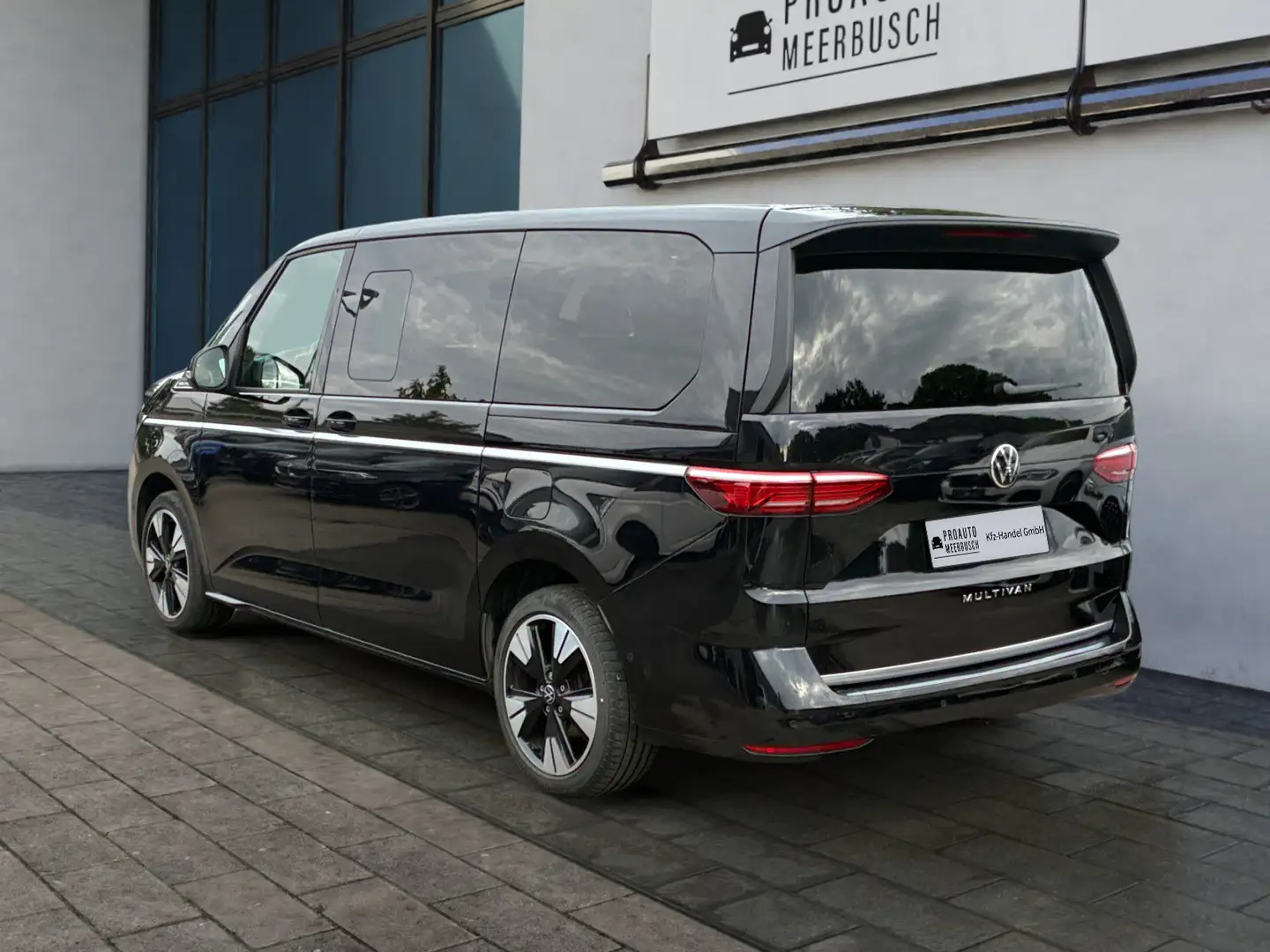 Volkswagen T7 Multivan Style lang AHK/EASYOPEN/PANO/STNDHZNG Schwarz - 2