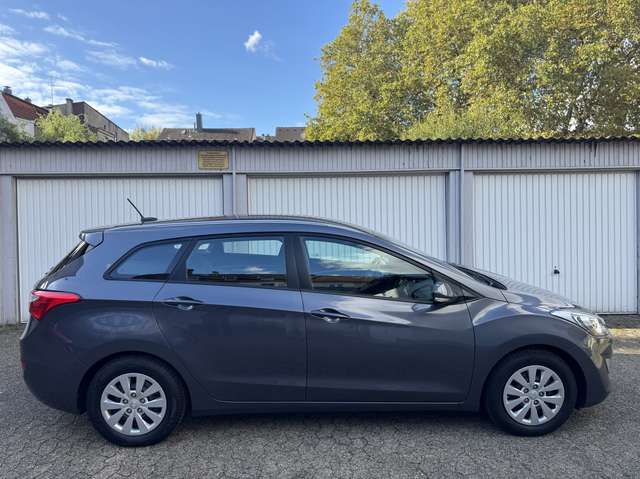 Imagine Hyundai i30 blue Kombi 1.4 Classic Navigation