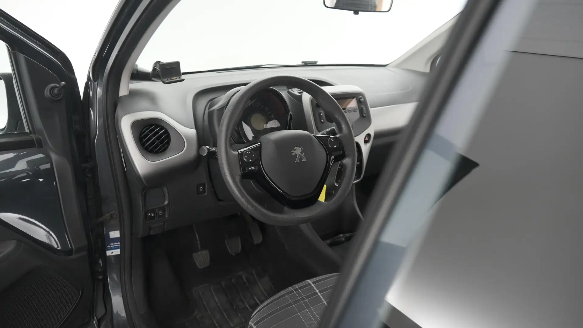 Peugeot 108 1.0 e-VTi Active | Airco | Bluetooth | Elektrische Grijs - 2