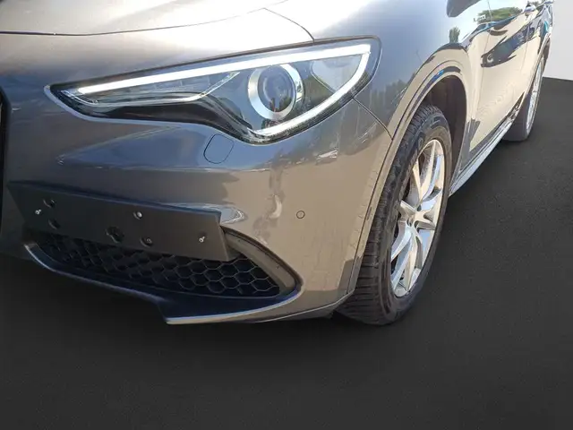 Alfa Romeo Stelvio view 9