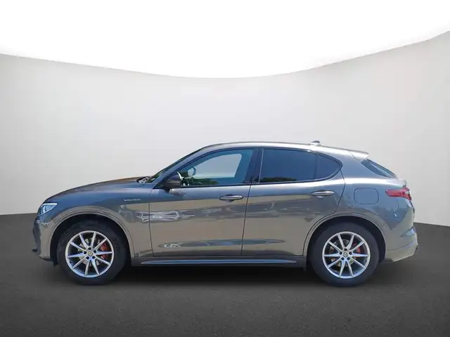 Alfa Romeo Stelvio view 4