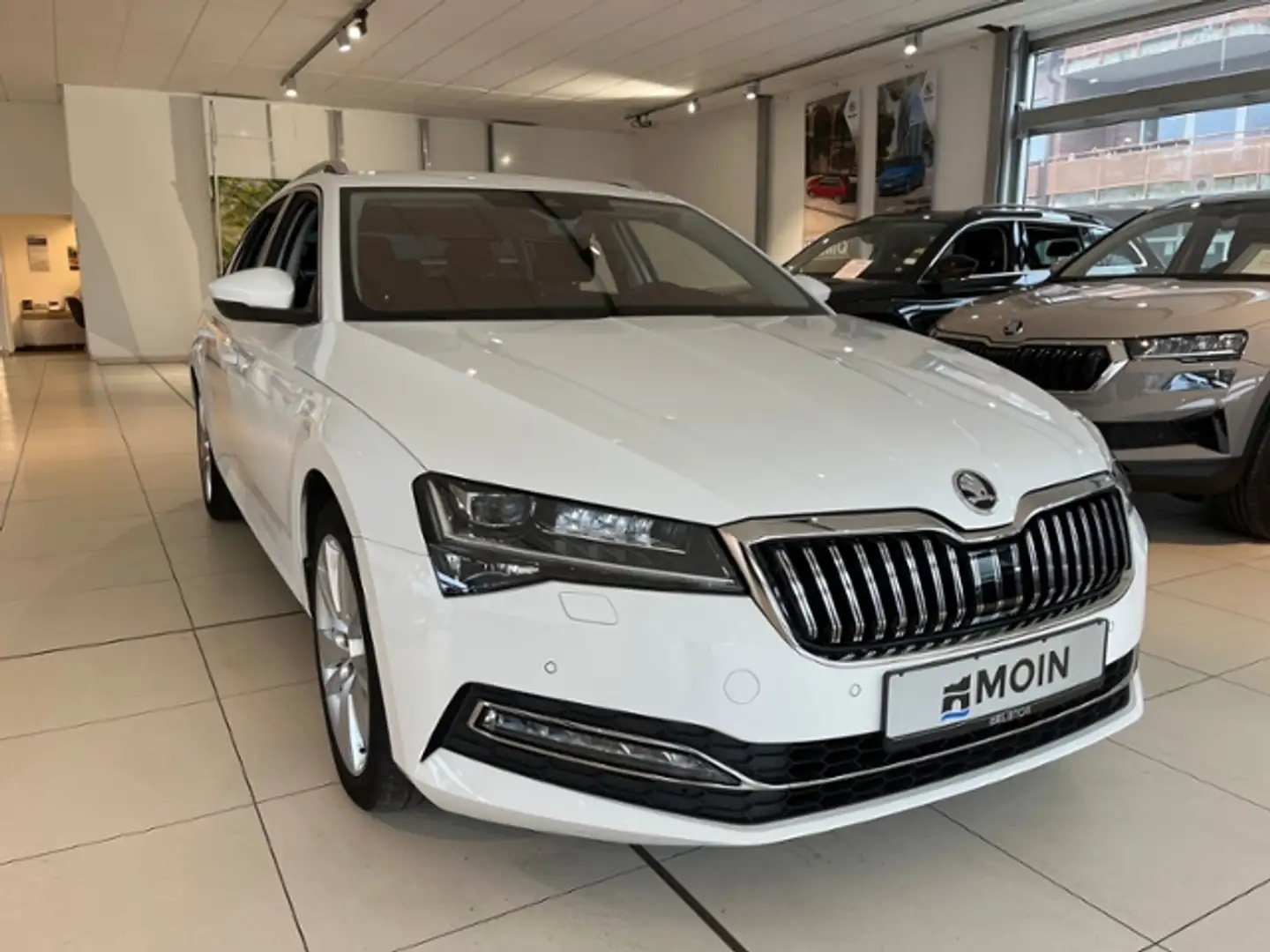Skoda Superb Combi 2.0 TDI DSG Style NAVI GRA PDC LED Weiß - 2