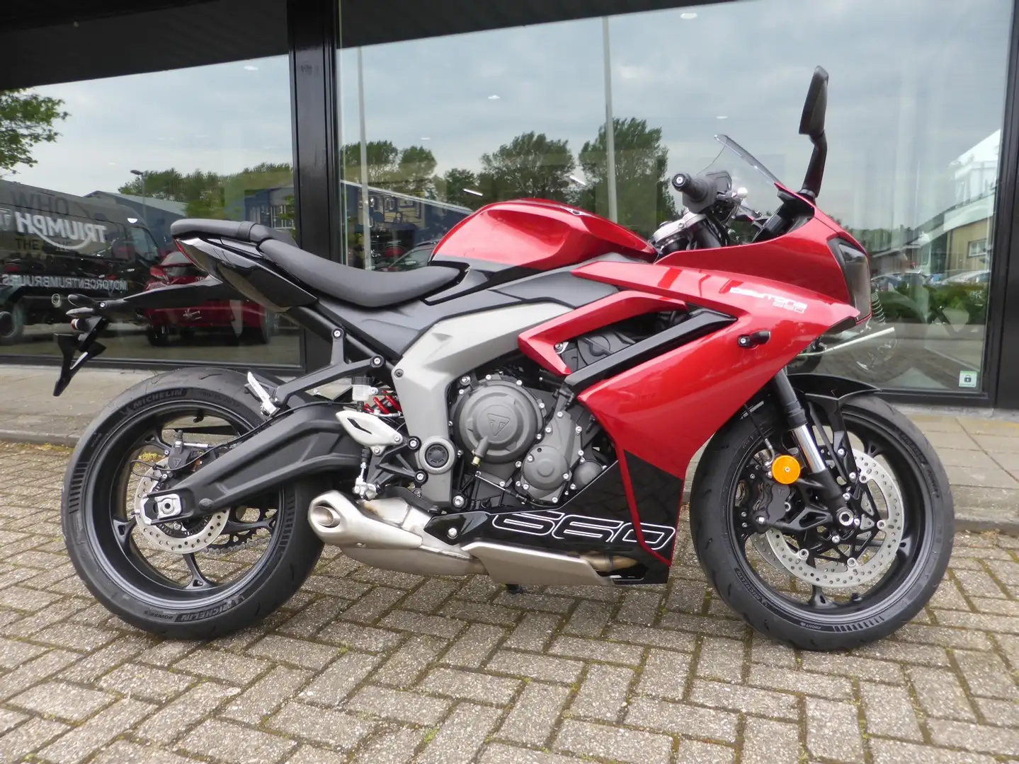 Triumph Daytona 660 nu met &#8364; 1000,- gratis accessoir Rojo - 1