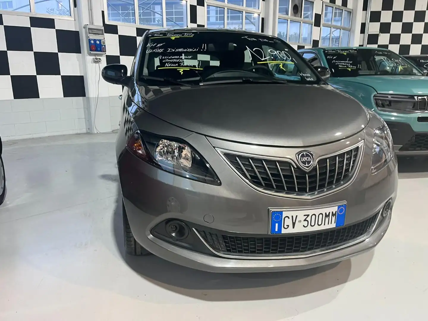 Lancia Ypsilon 1.0  5 porte Hybrid Platino con promo Panero Plus Gris - 1