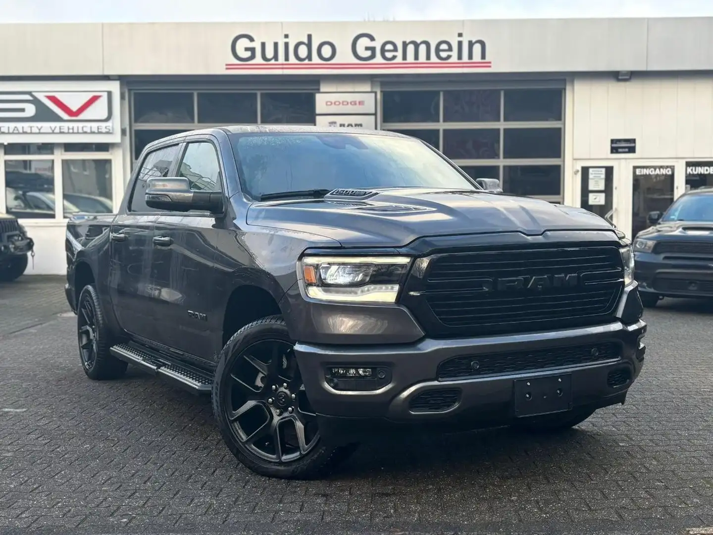 Dodge RAM 5.7 V8 Laramie Sport Night Edition +Head-Up +12" Grau - 1