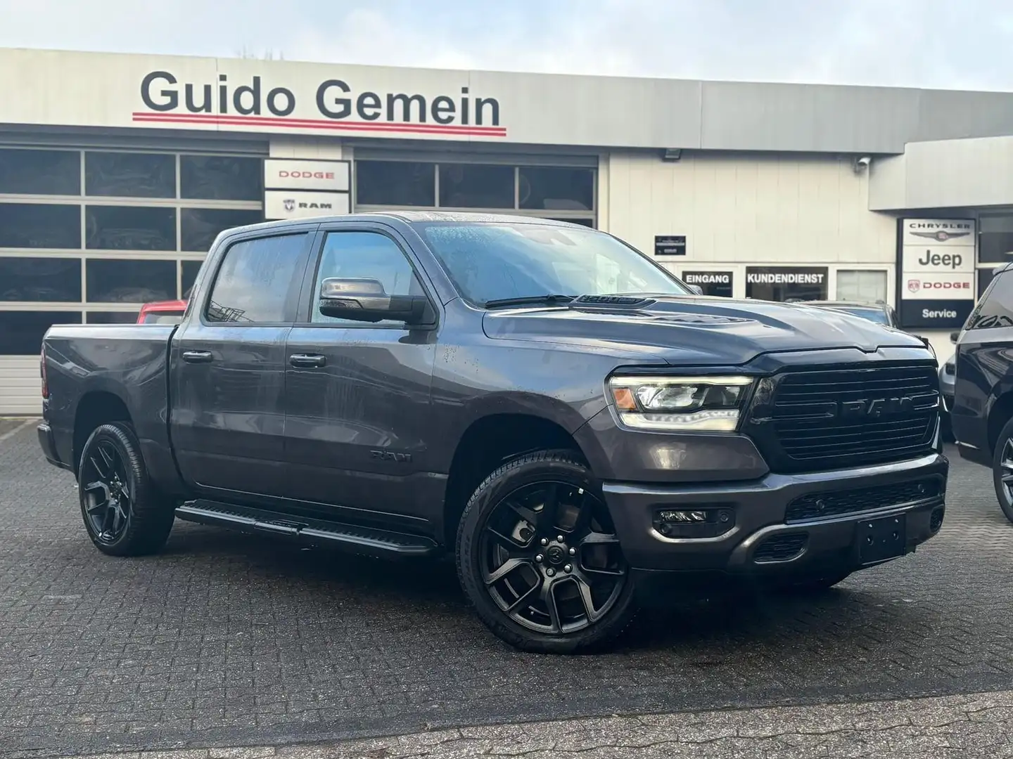 Dodge RAM 5.7 V8 Laramie Sport Night Edition +Head-Up +12" Grau - 2