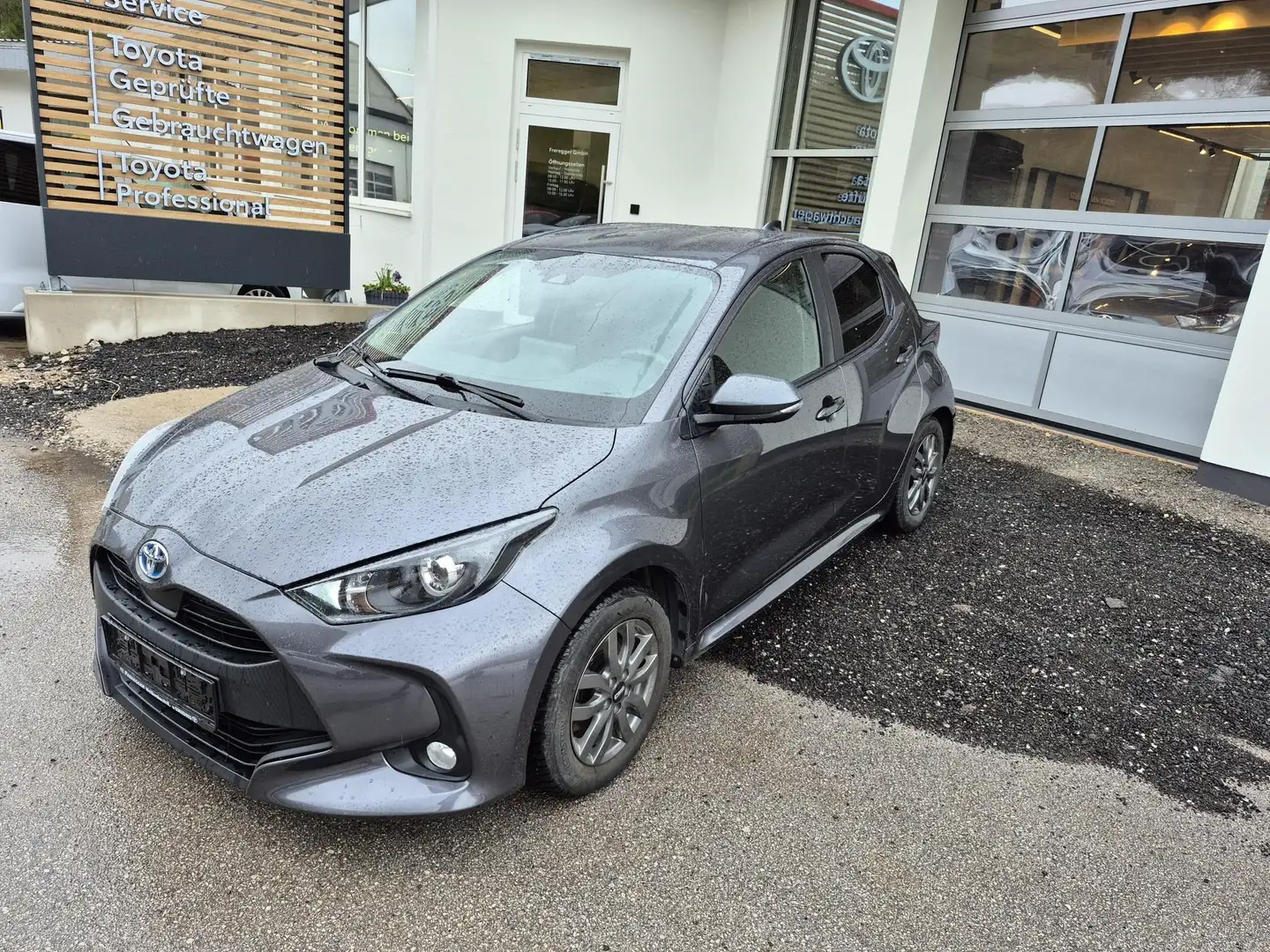 Toyota Yaris Hybrid Active Drive Gris - 2