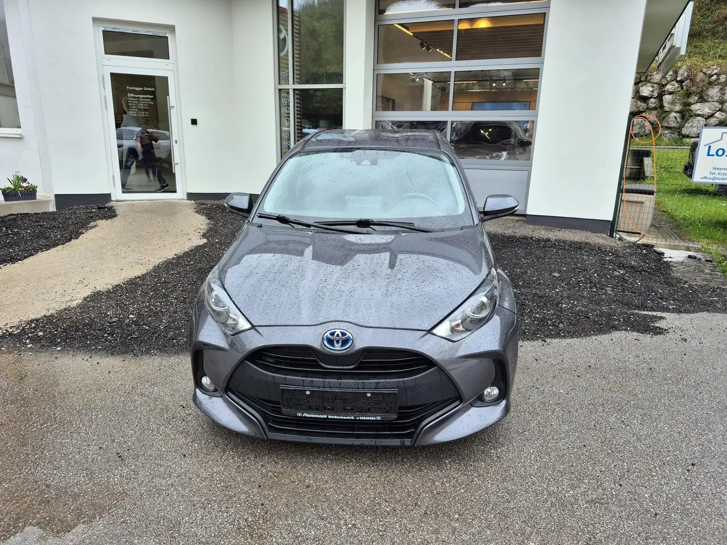 Toyota Yaris Hybrid Active Drive Gris - 1