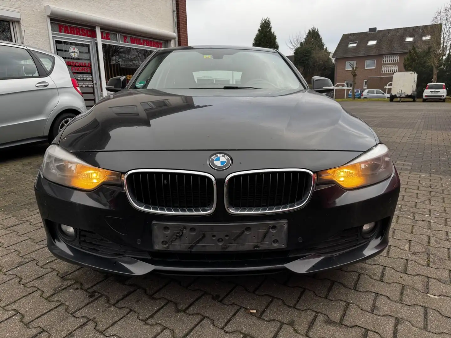 BMW 318 d SHZ 8x Bereift 1.HD Schwarz - 2