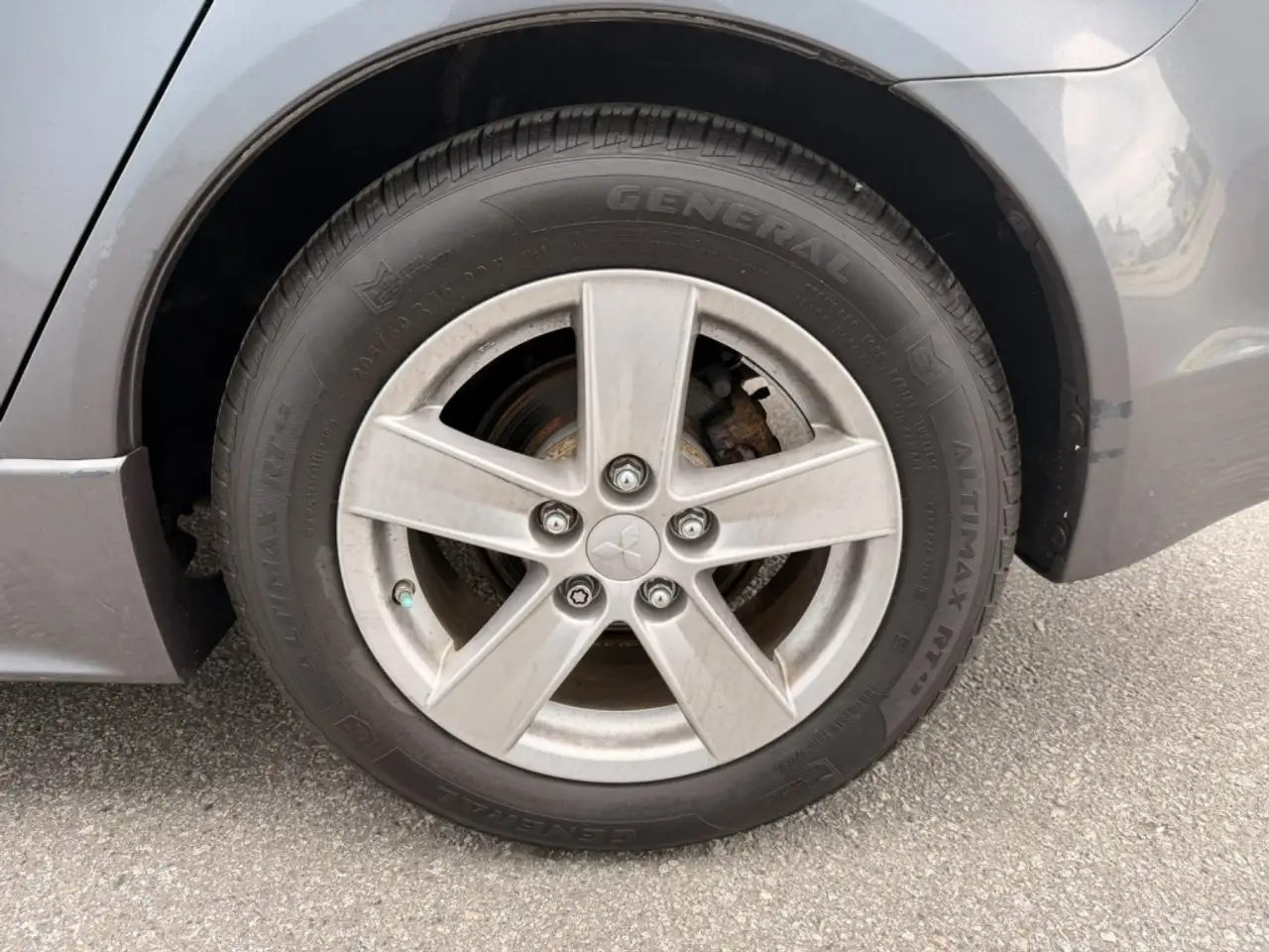 Mitsubishi Lancer снимка Mitsubishi Lancer