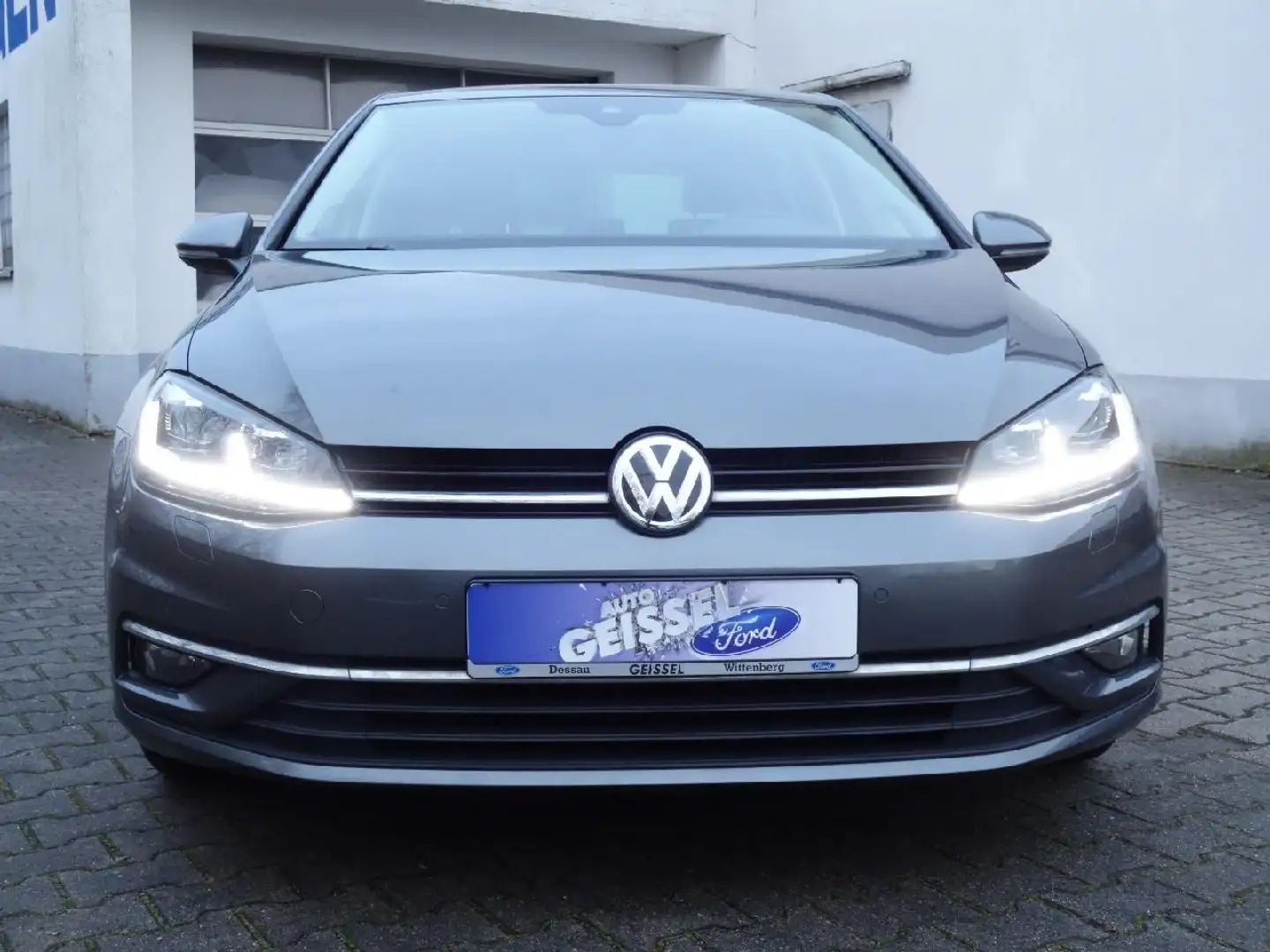 Volkswagen Golf VII Lim. Join Autom NAVI Klima ALU Sitzhzg Grau - 2