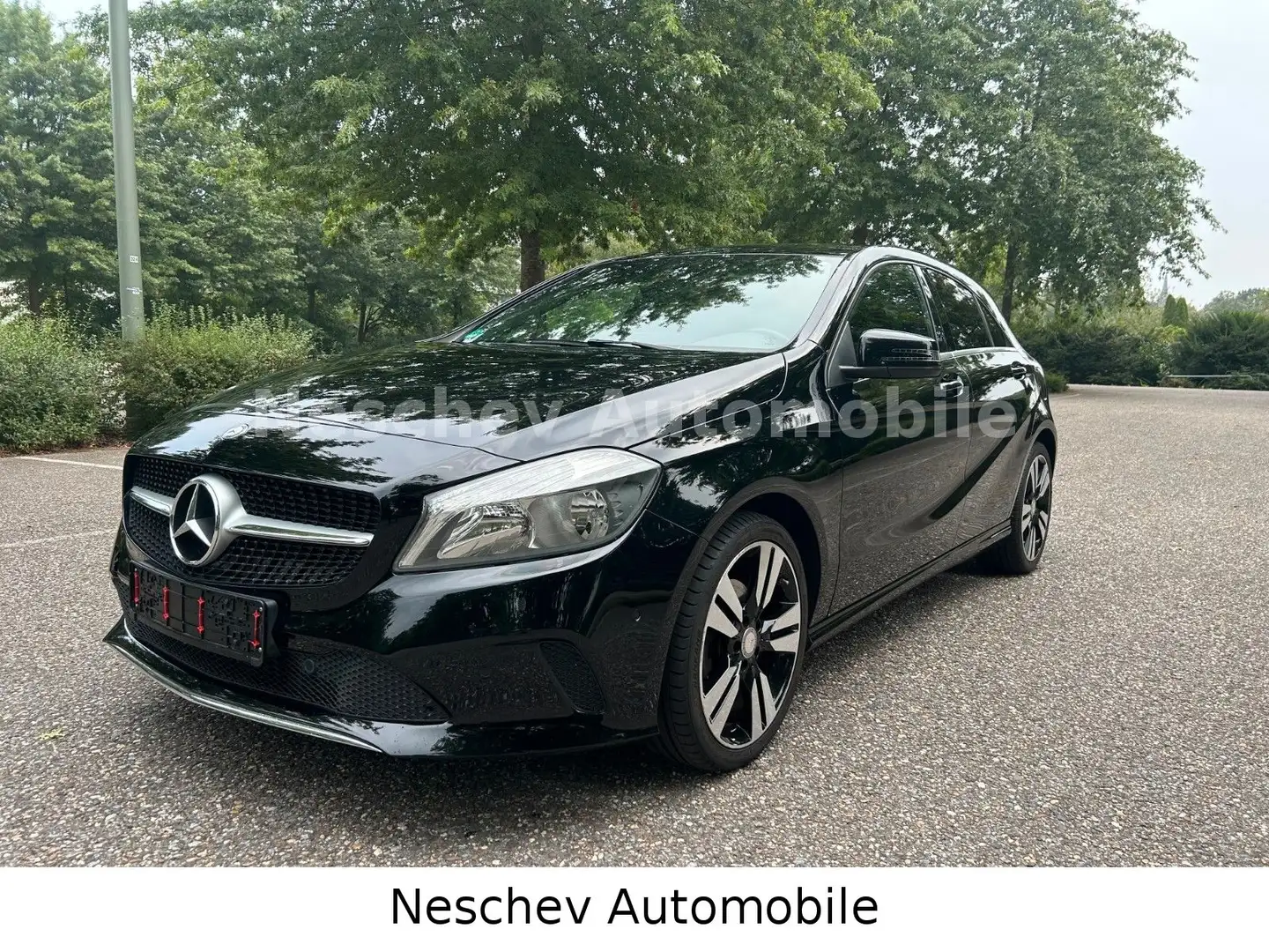 Mercedes-Benz A 200 d Urban Leder/Navi/PTS/18"Alu/1A Zustand Noir - 1
