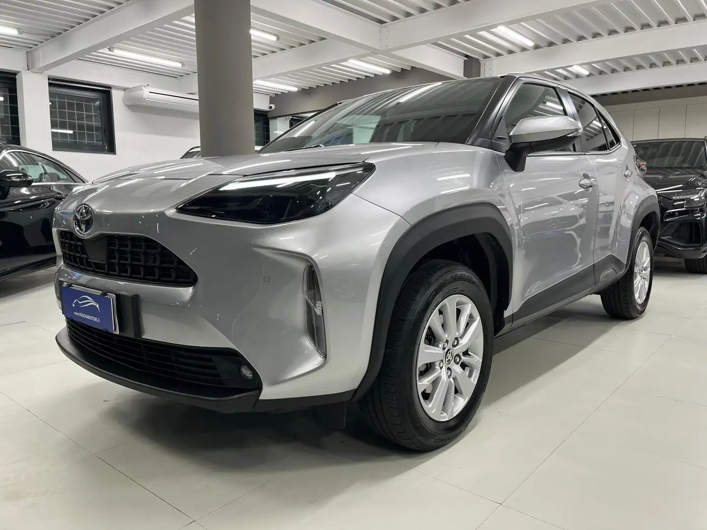 Toyota Yaris Cross 1.5 Hybrid 115cv E-CVT FWD Active Argent - 2