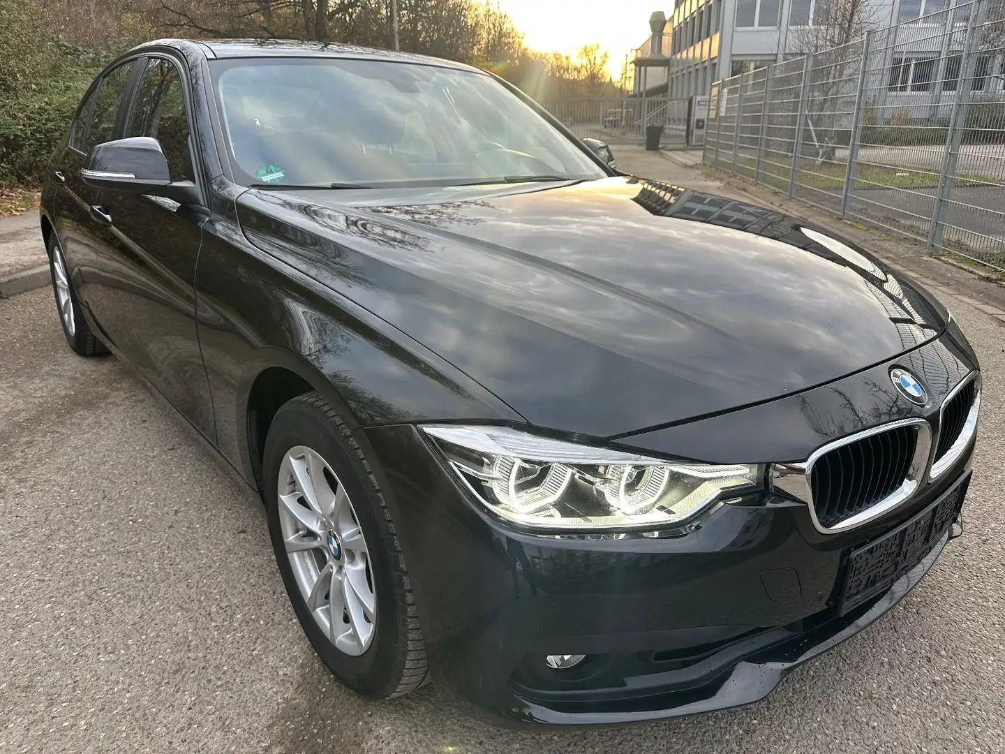 BMW 320 i Advantage Lim. Aut Navi LED PDC KLIMA ALU Schwarz - 1