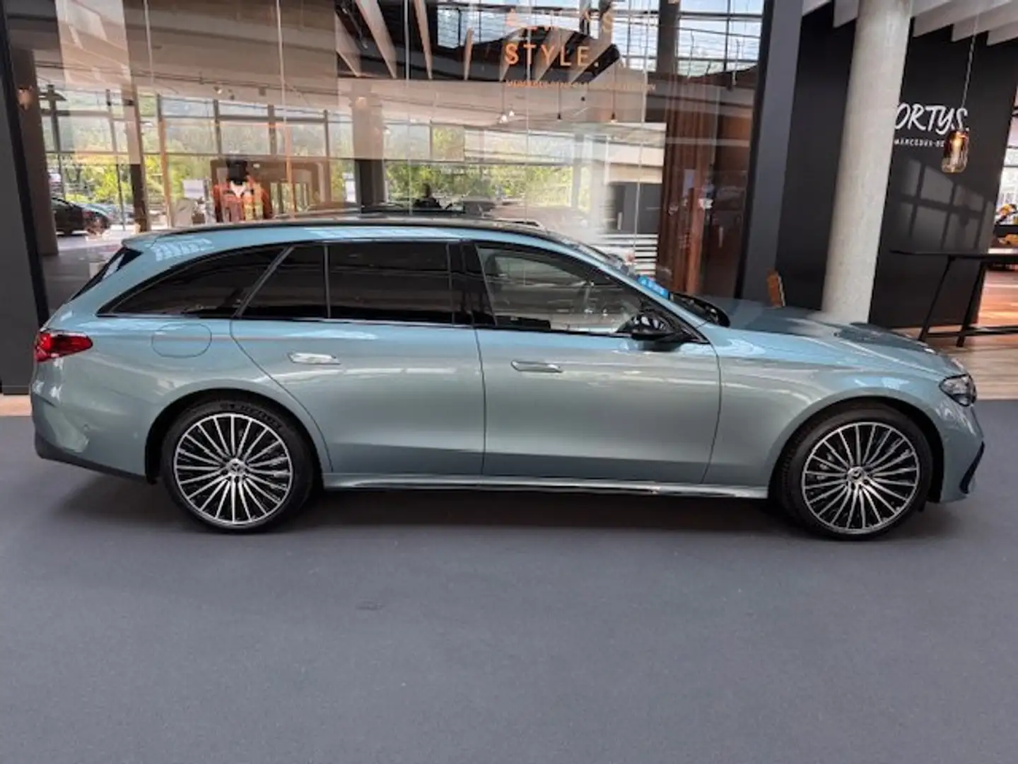 Mercedes-Benz E 300 E-Klasse T-Modell D Plugin Hybrid 300de AMG Line Grün - 1