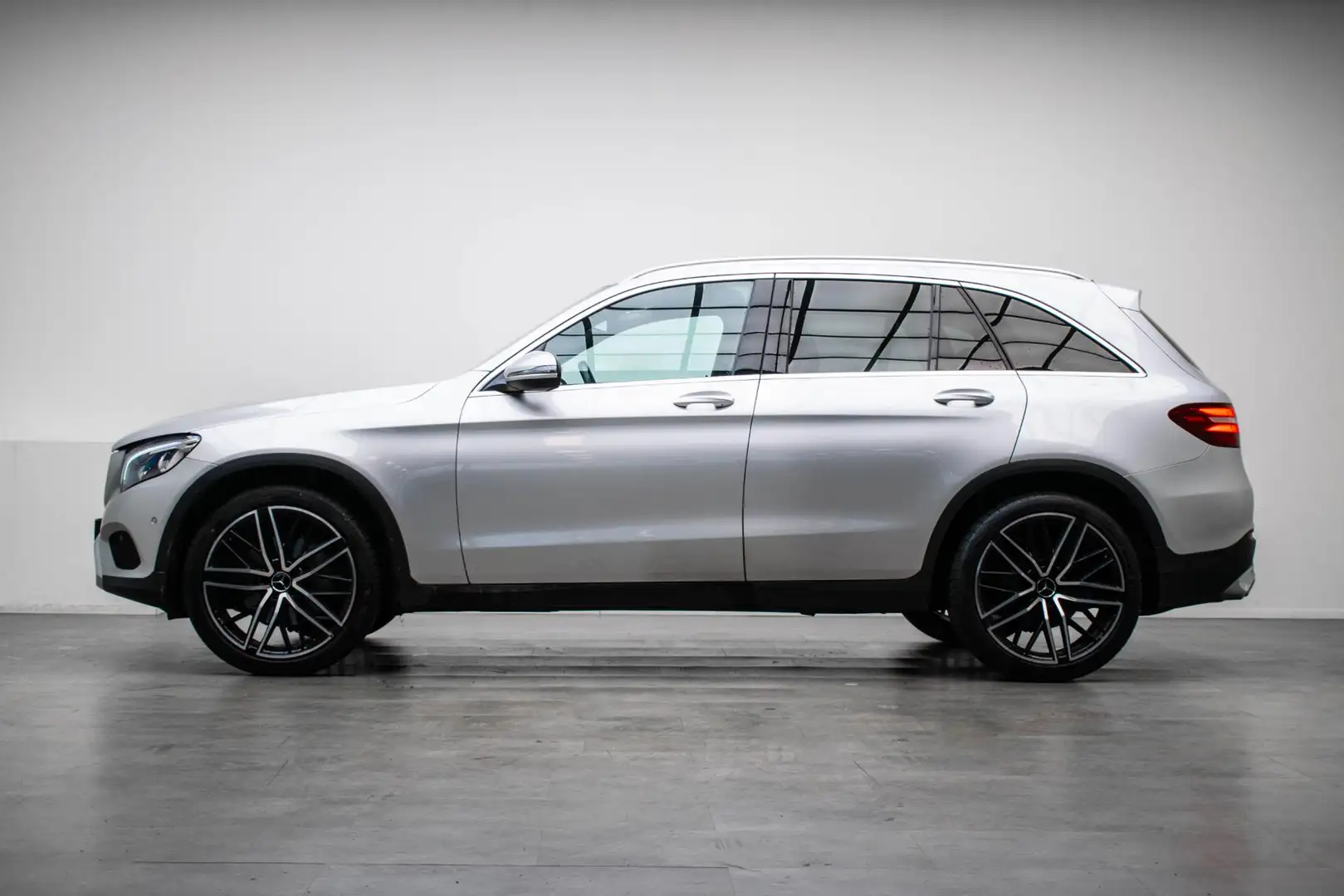 Mercedes-Benz GLC 250 GLC250 4MATIC |Pano|Keyless|Leder|Cruise|Camera| Grijs - 2