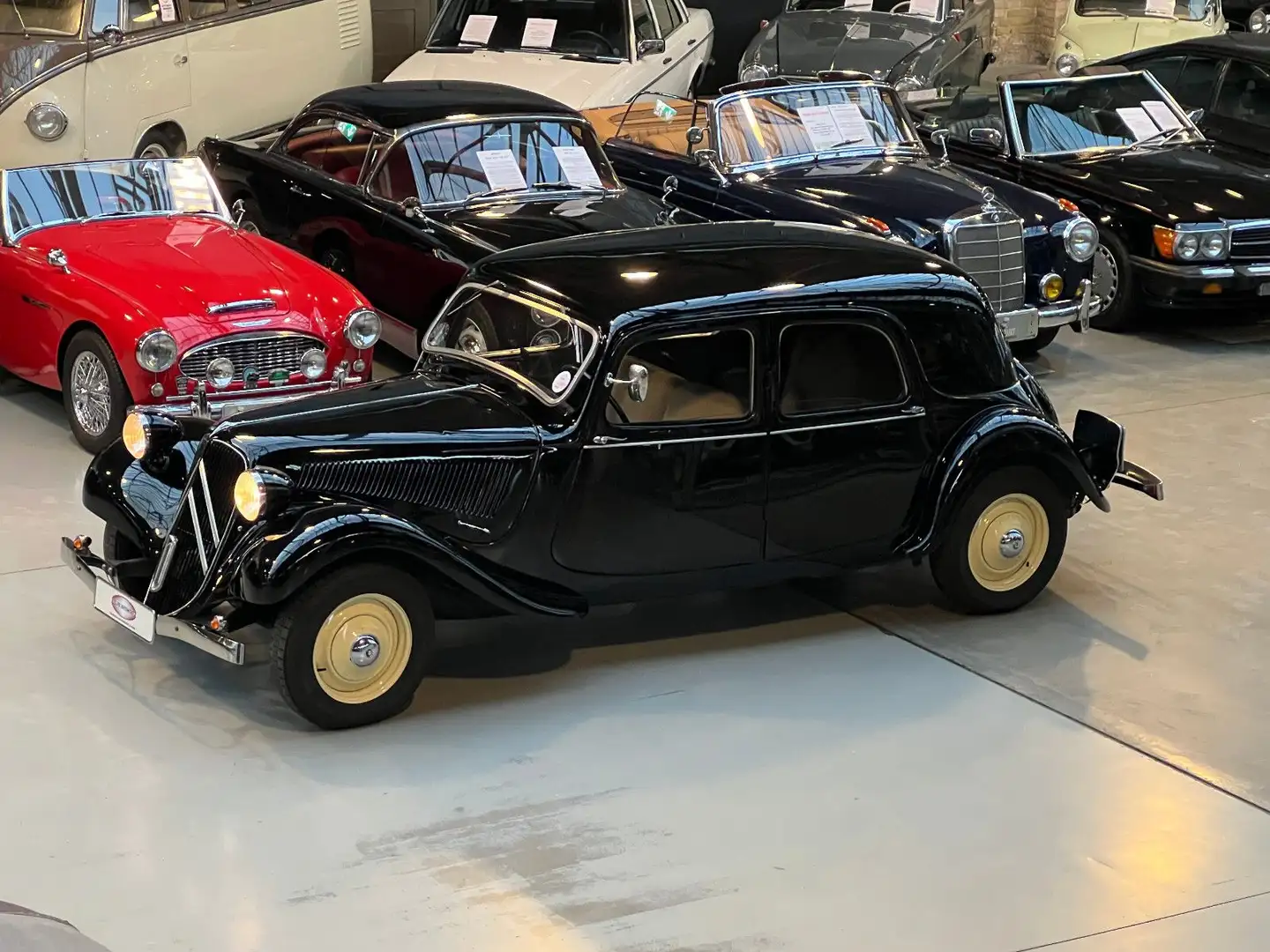 Citroen 11 BN, auf Wunsch mit Chrom-Drahtspeichenrädern Schwarz - 2