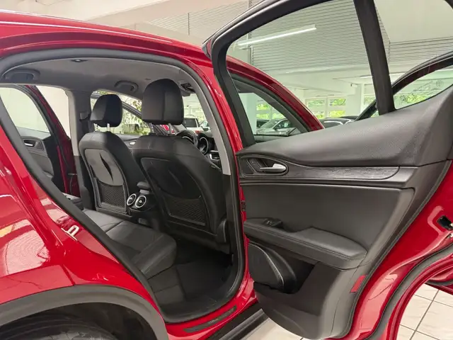 Alfa Romeo Stelvio view 9