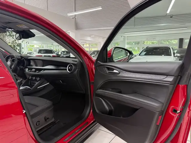Alfa Romeo Stelvio view 8