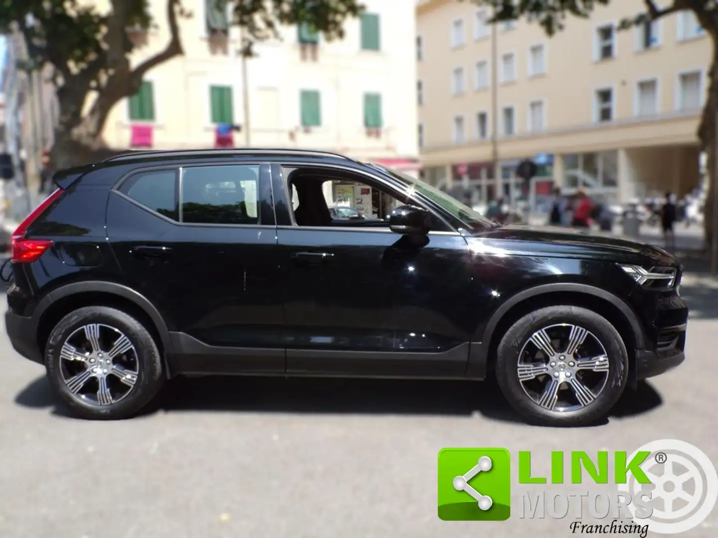Volvo XC40 T3 Momentum Zwart - 2