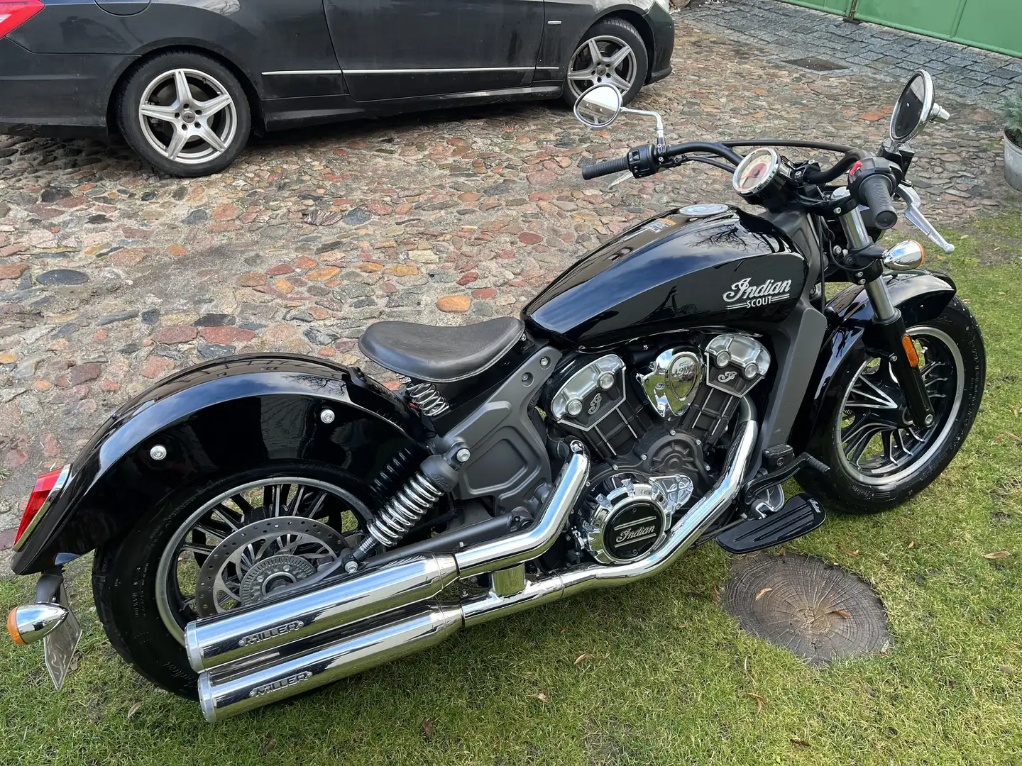 Indian Scout erst 1900km top Zustand!! crna - 2