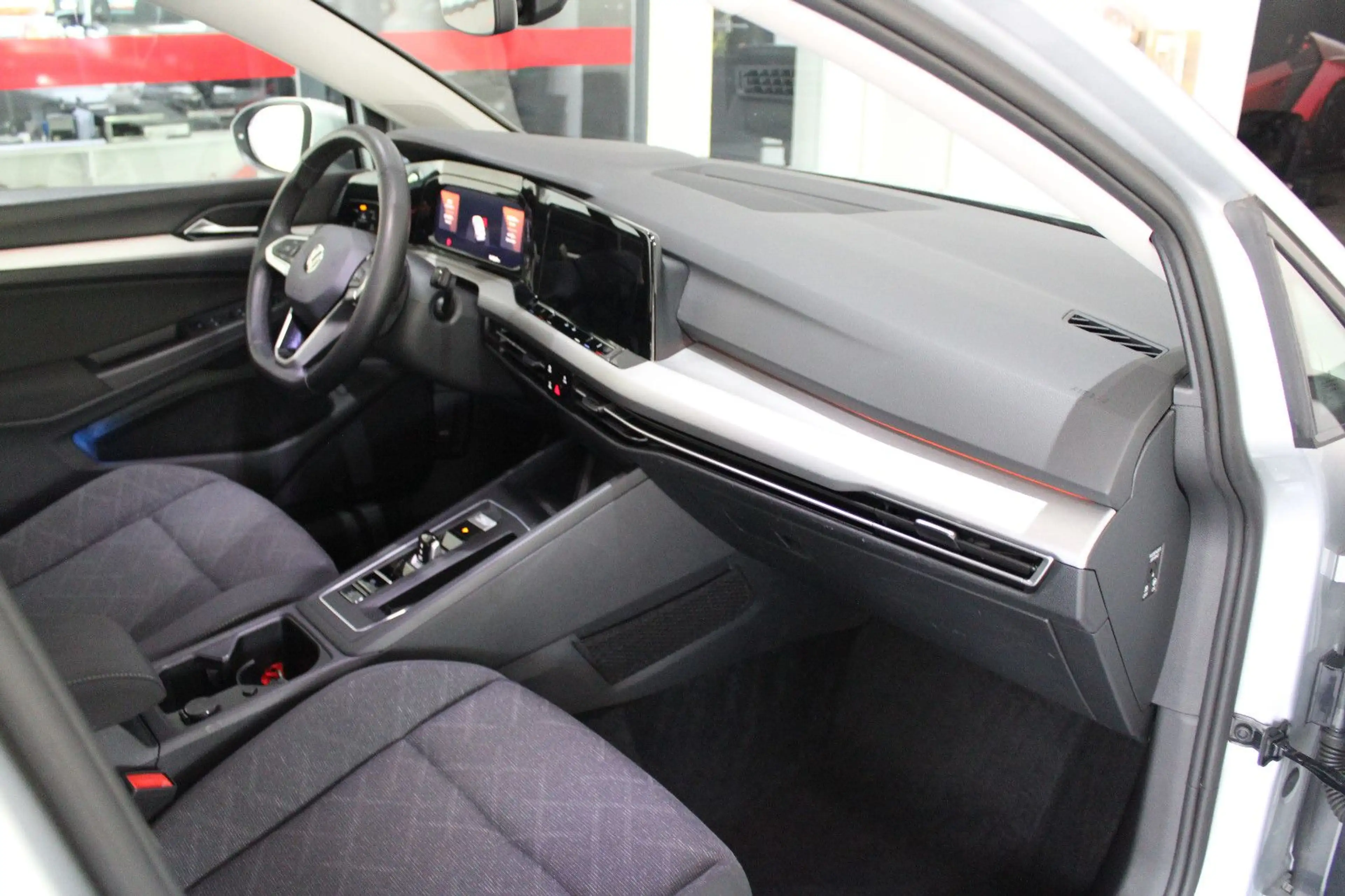 Volkswagen Golf 2.0 TDI SCR DSG LIFE SPORTPAKET LED RFK ACC — photo 5