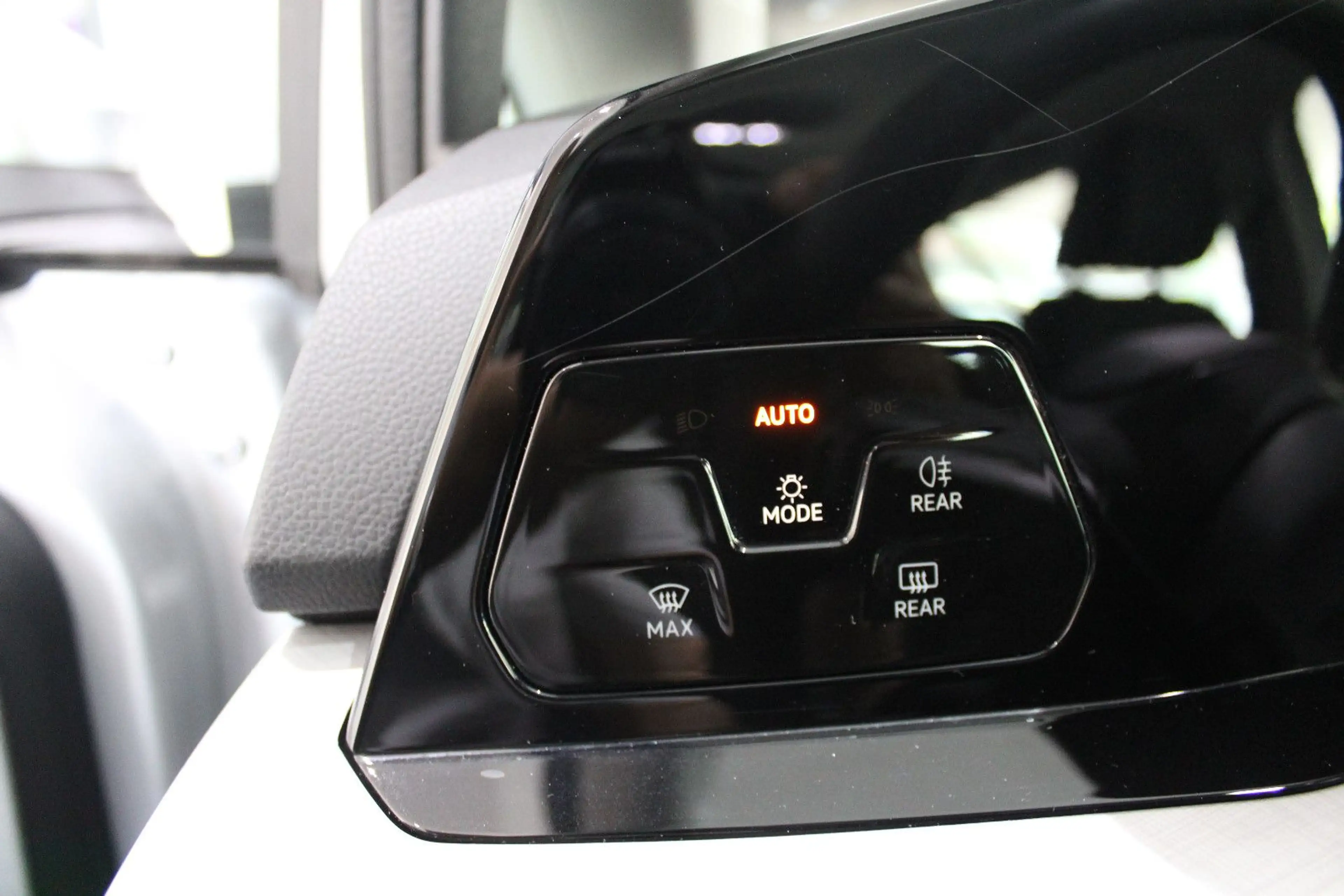 Volkswagen Golf 2.0 TDI SCR DSG LIFE SPORTPAKET LED RFK ACC — photo 12