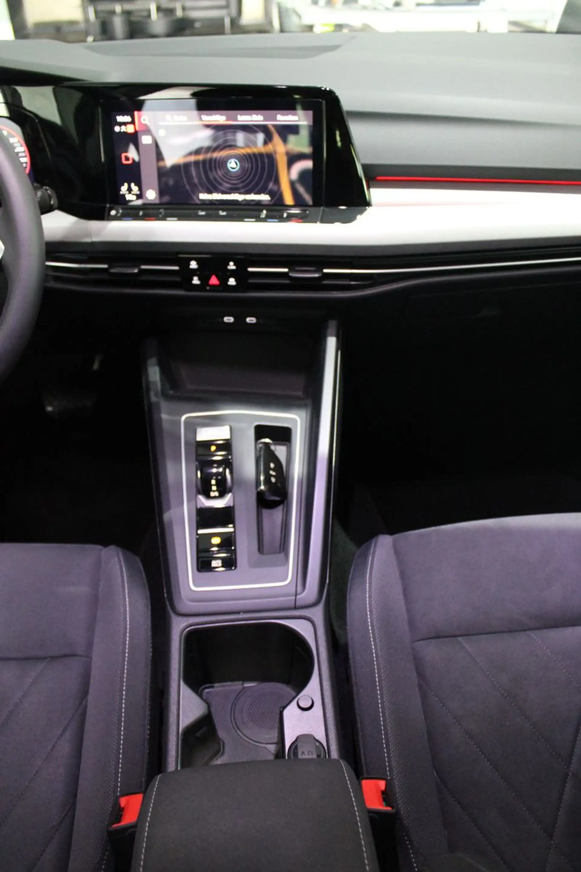 Volkswagen Golf 2.0 TDI SCR DSG LIFE SPORTPAKET LED RFK ACC — photo 6