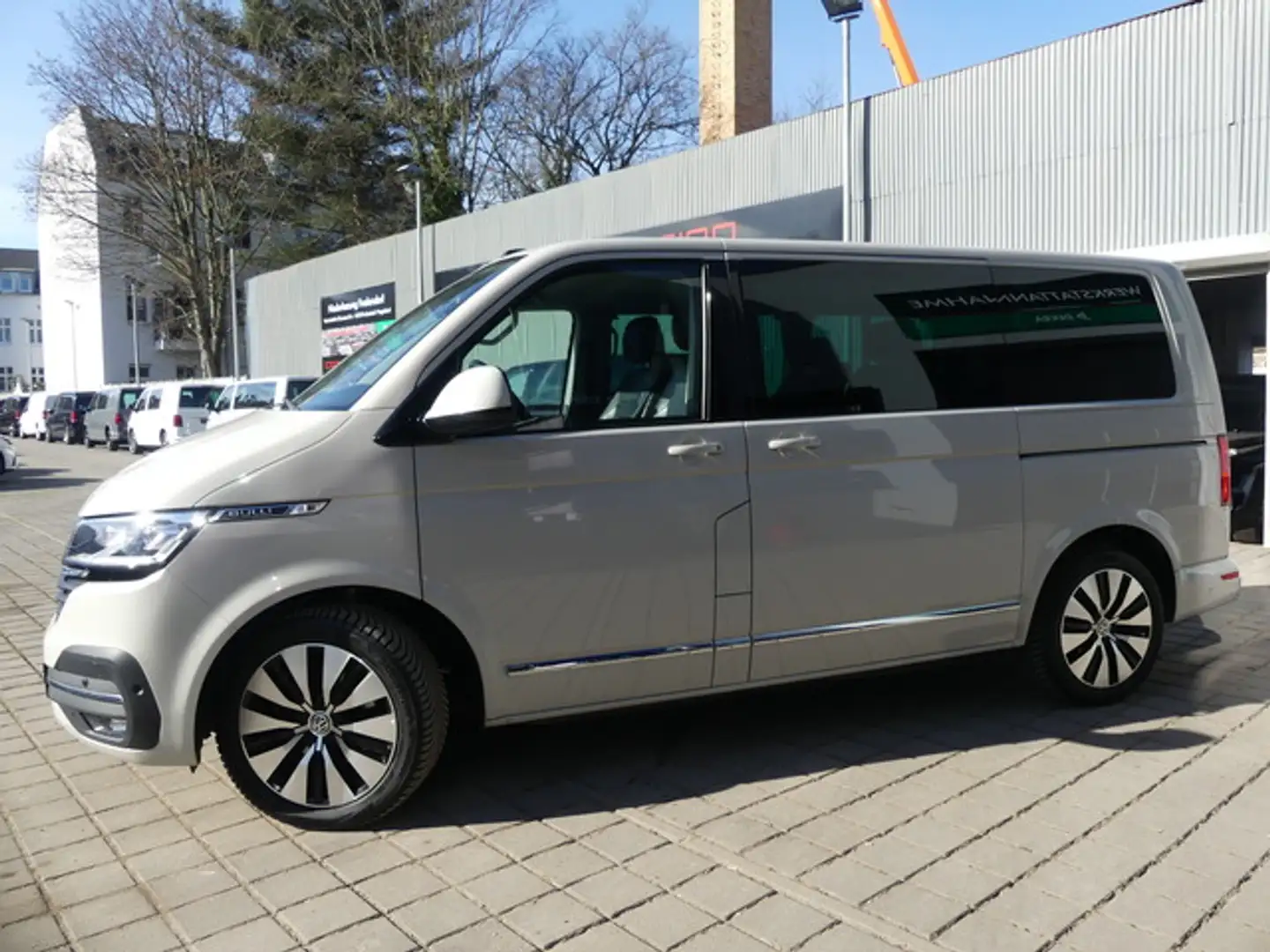 Volkswagen T6.1 Multivan 2.0 TDI Highline ACC/E-TÜREN/KINDERSITZE Gris - 2