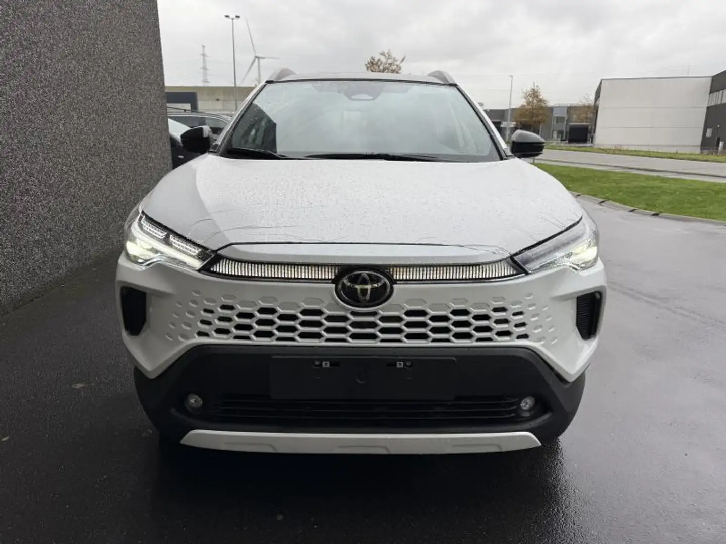 Toyota Corolla Cross 2.0 Hybrid 180pk Premium Weiß - 2