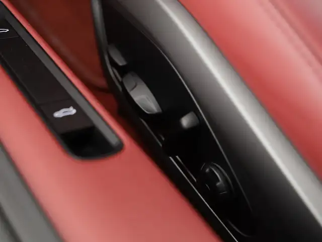 Porsche 992 view 11