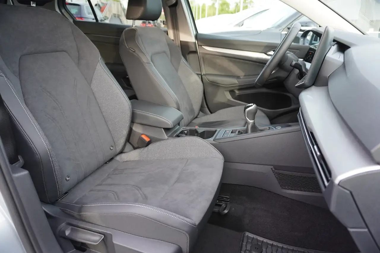 Volkswagen Golf VIII 1.5 TSI LED ACC Kamera AHK 13