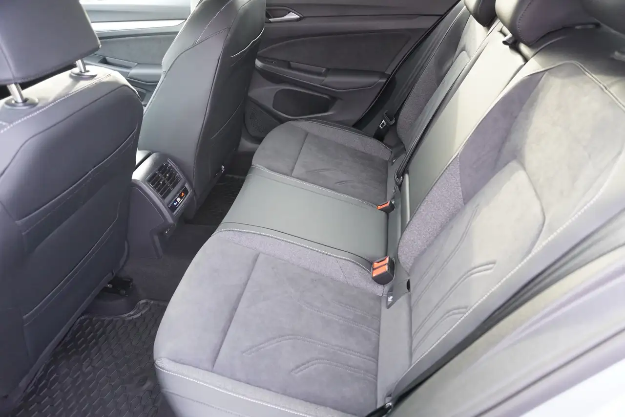 Volkswagen Golf VIII 1.5 TSI LED ACC Kamera AHK 12