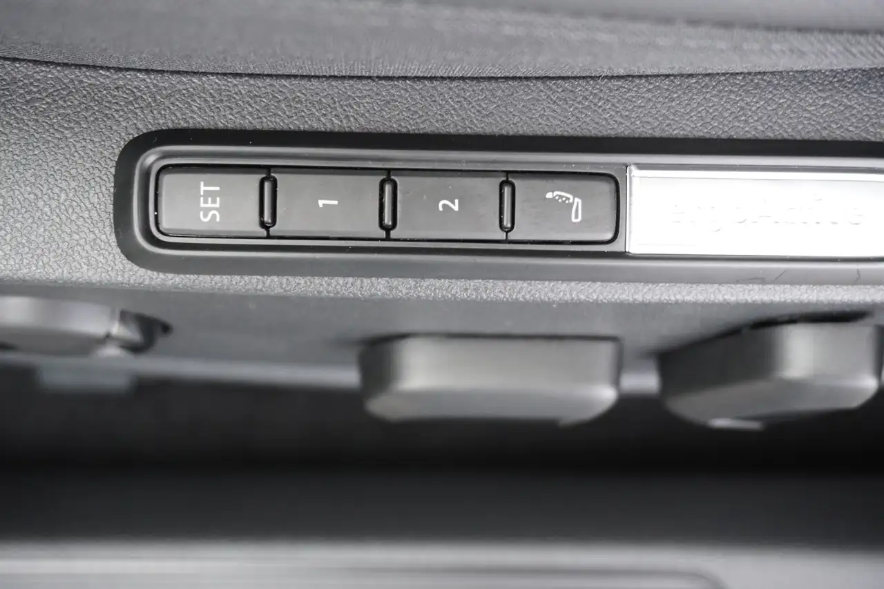 Volkswagen Golf VIII 1.5 TSI LED ACC Kamera AHK 11