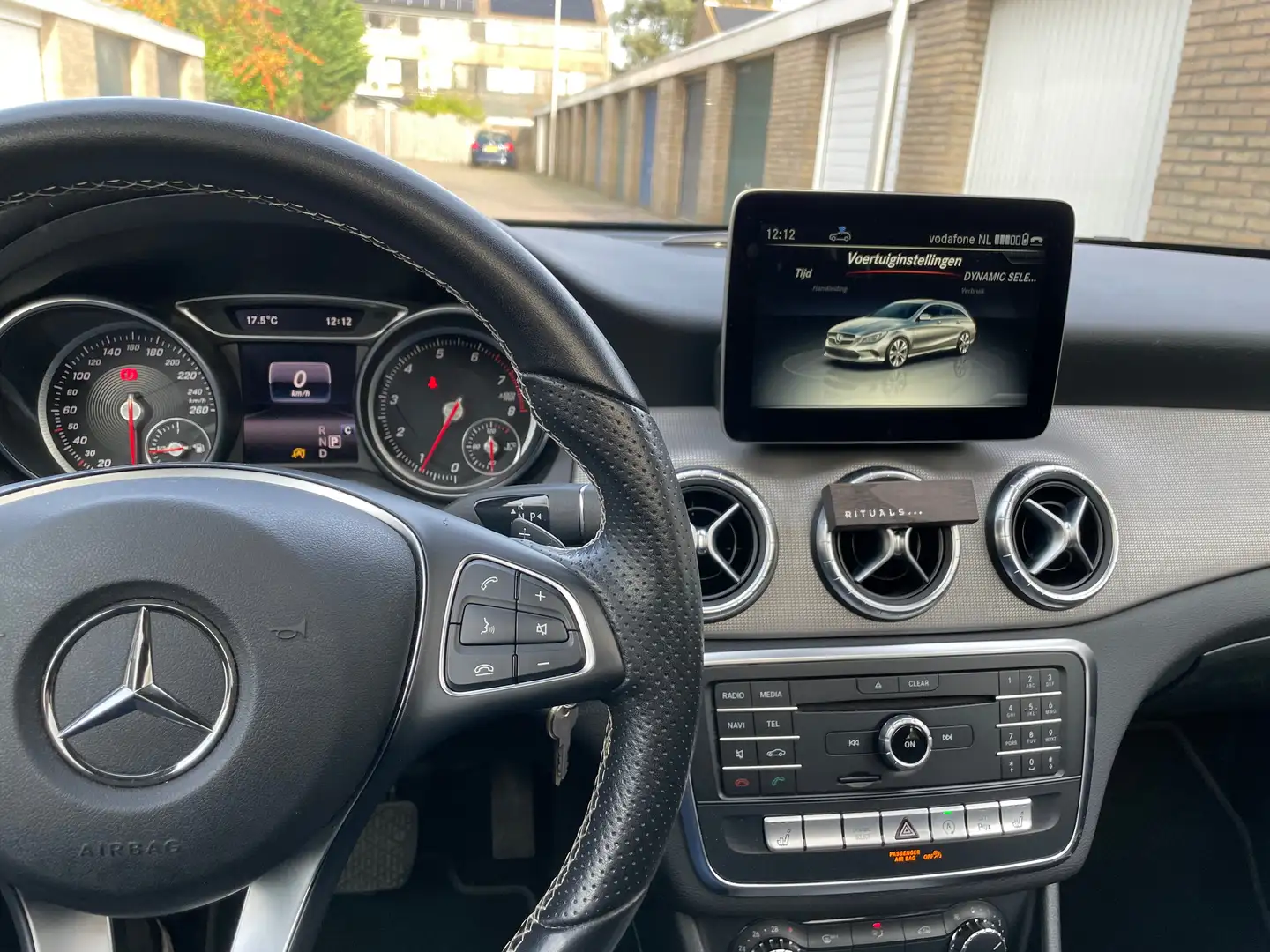 Mercedes-Benz CLA 180 Lease Edit. Amb. Wit - 2