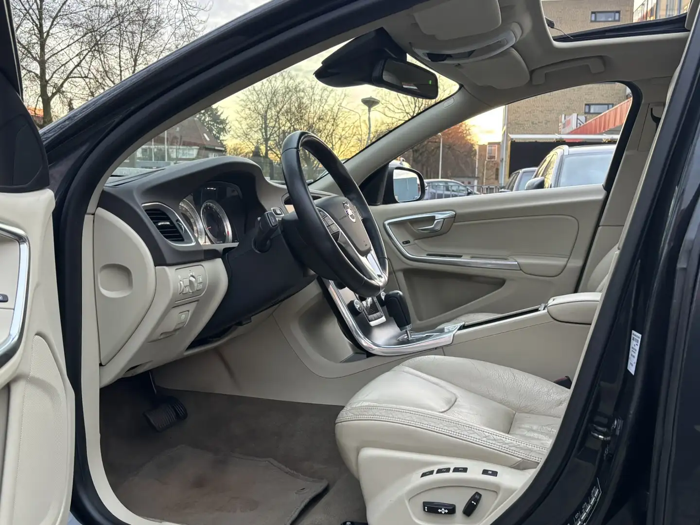 Volvo V60 3.0 T6 AWD Summum Schuidak keyless Premium sound Gris - 2