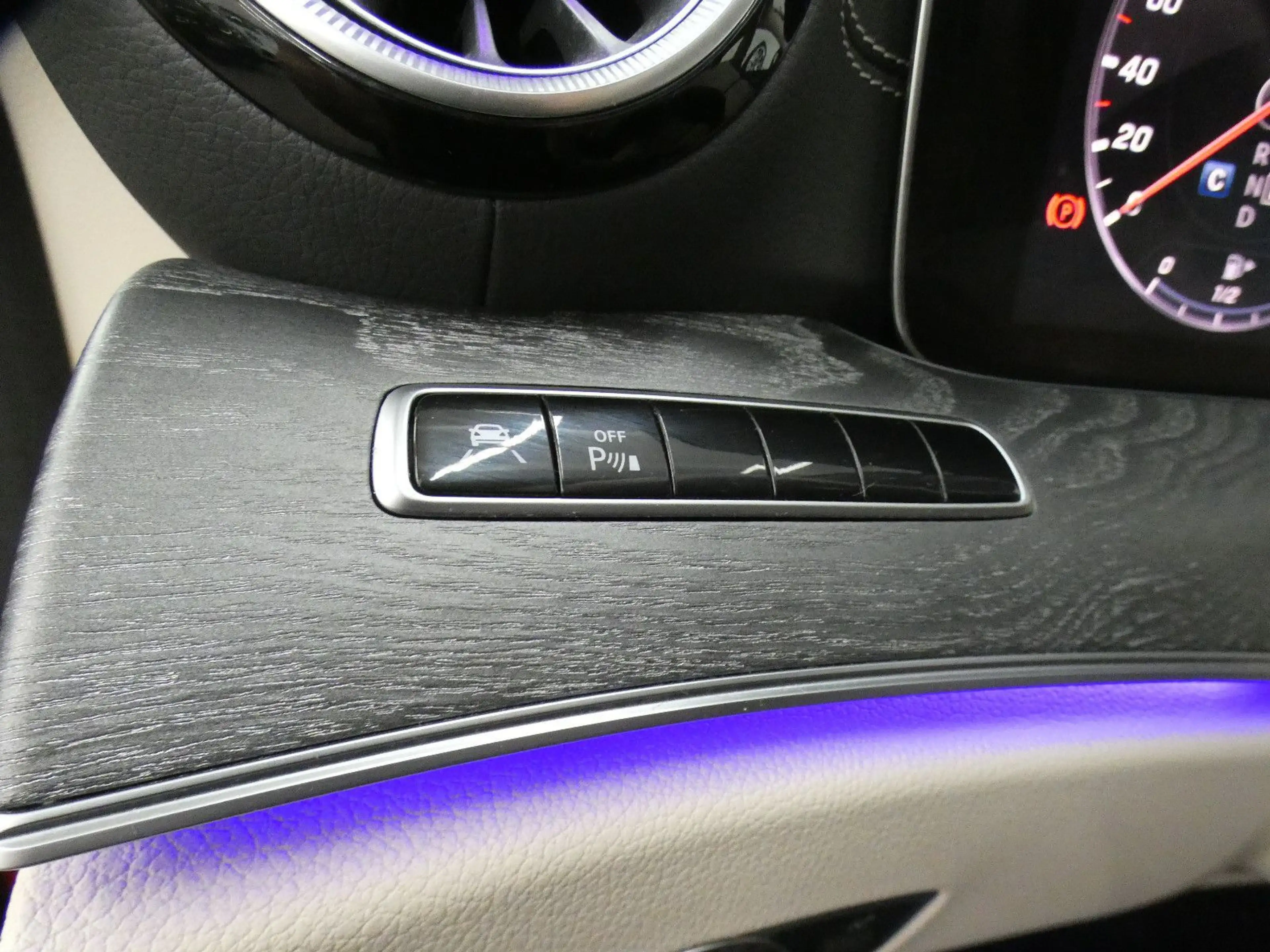 Mercedes-Benz CLS 300 d AMG*LED*COMAND*AMBIENTE*360°CAM — photo 14