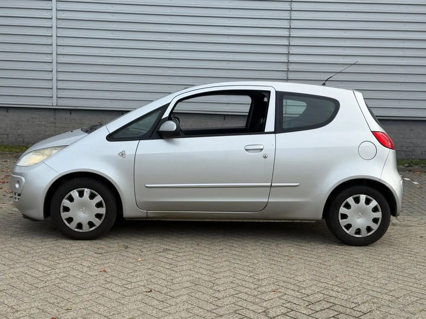 Mitsubishi Colt 1.3 Heartbeat Gris - 2