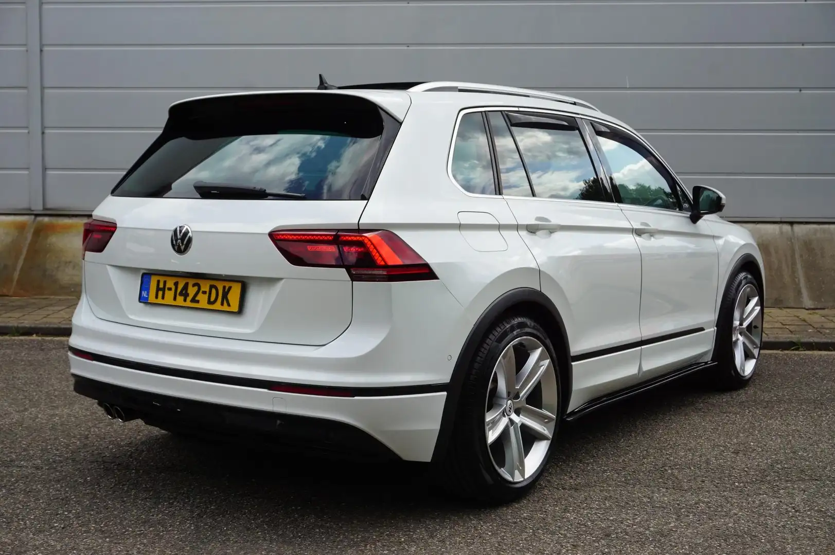 Volkswagen Tiguan 1.5 TSI 150pk DSG ACT Highline Business R | Panora Wit - 2