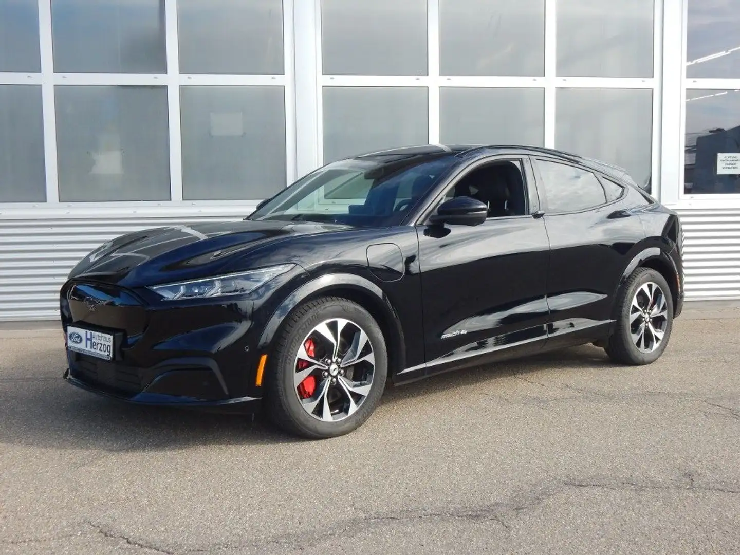 Ford Mustang Mach-E AWD Schwarz - 1