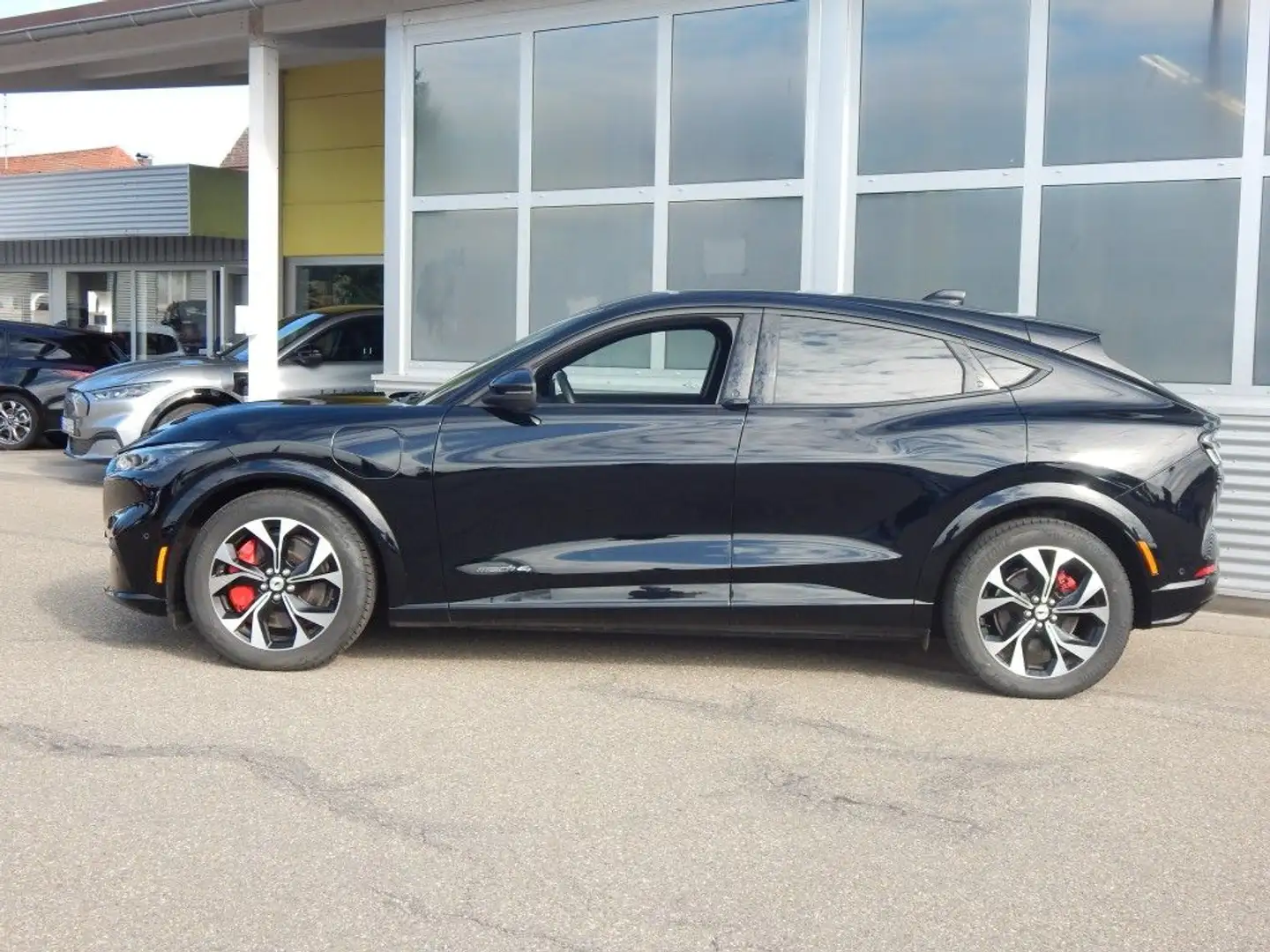 Ford Mustang Mach-E AWD Schwarz - 2