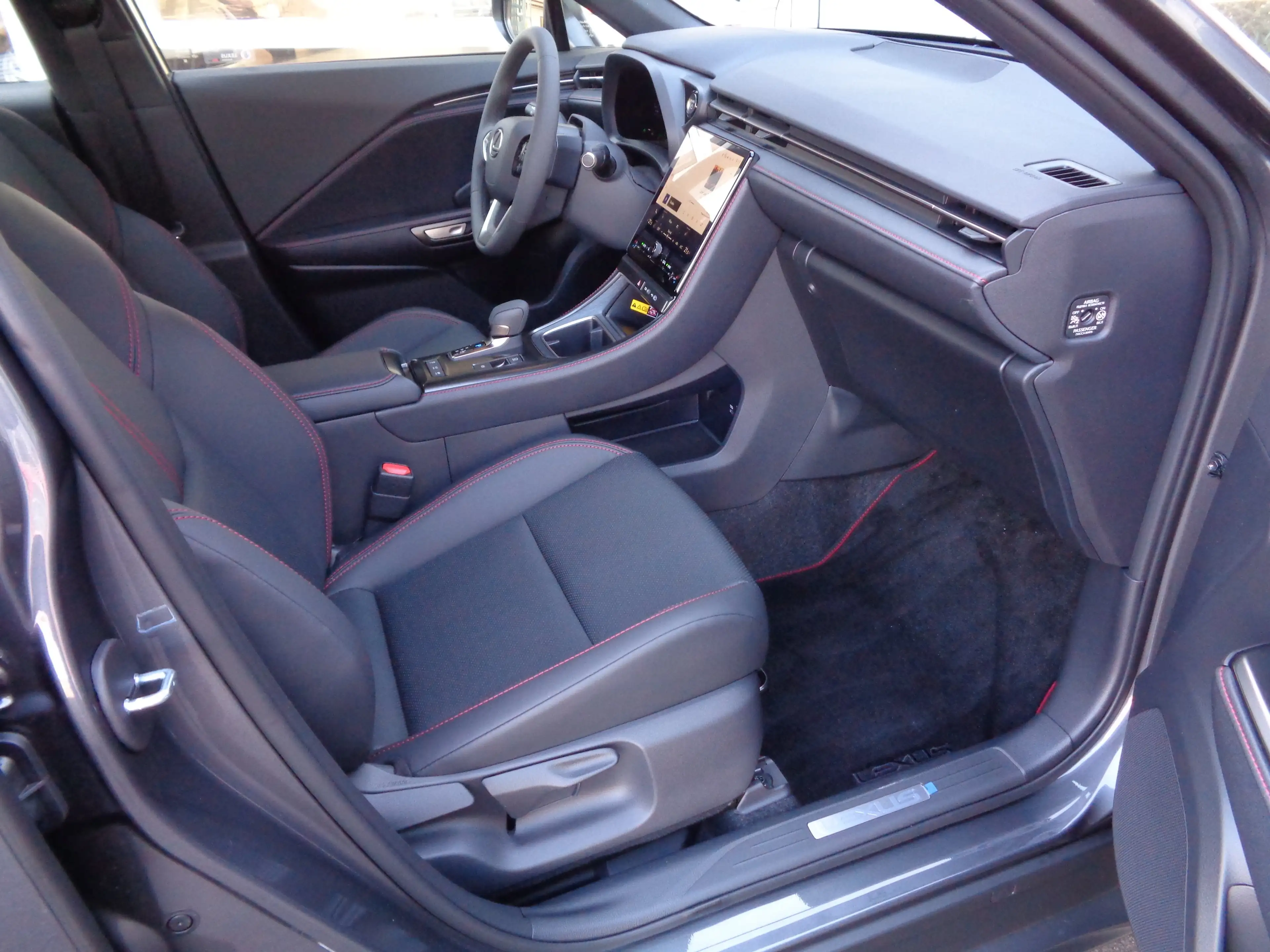 Lexus LBX LBX FWD Elegant Black Edition — photo 7