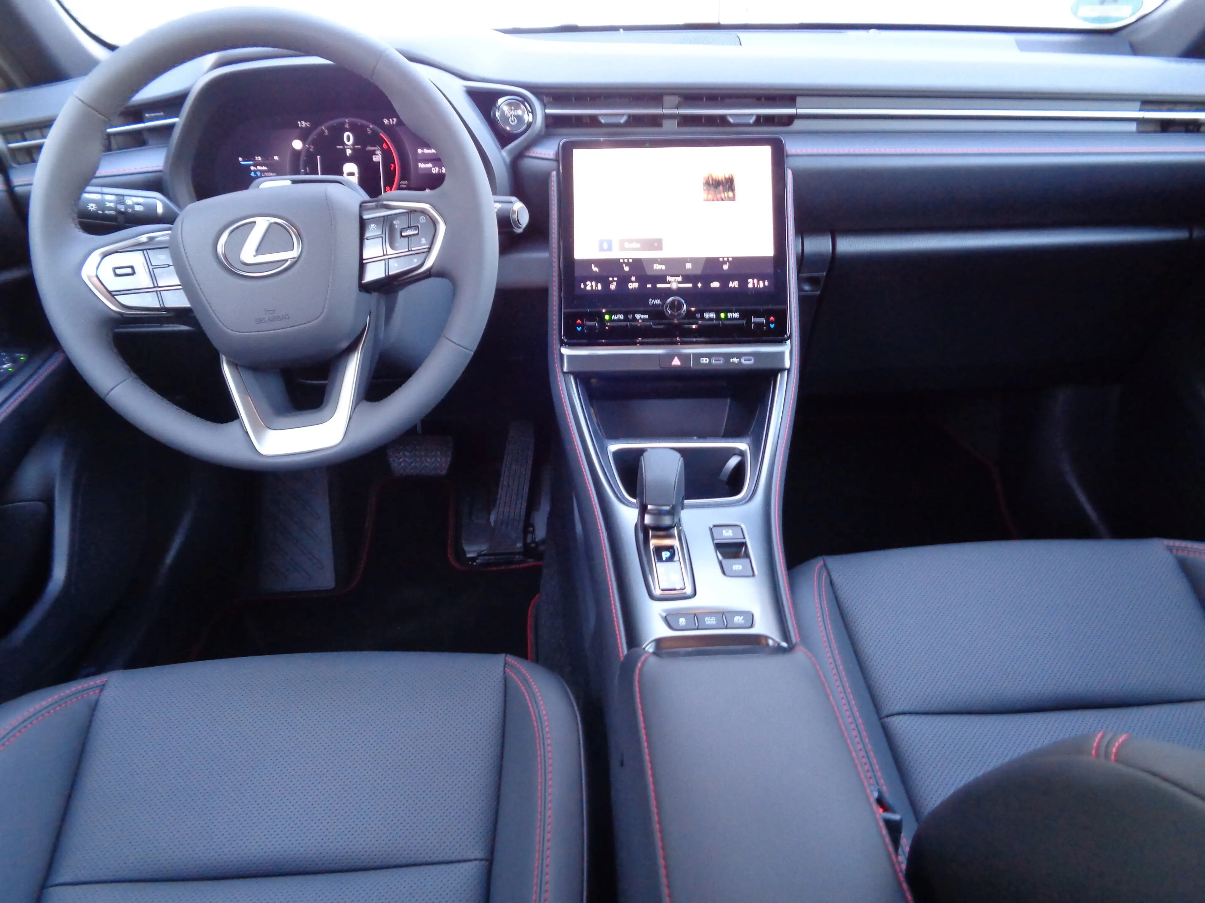 Lexus LBX LBX FWD Elegant Black Edition — photo 10