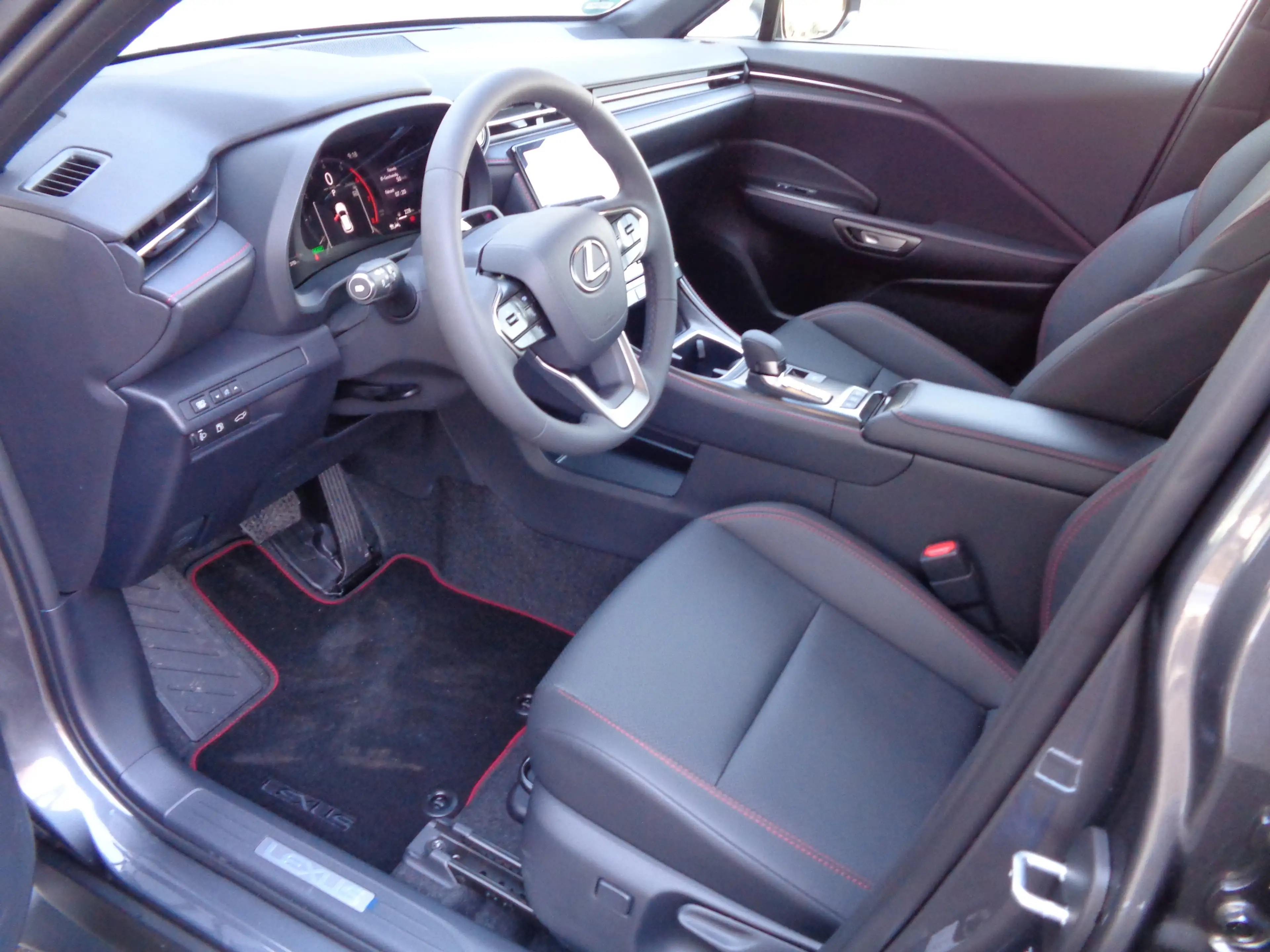 Lexus LBX LBX FWD Elegant Black Edition — photo 11