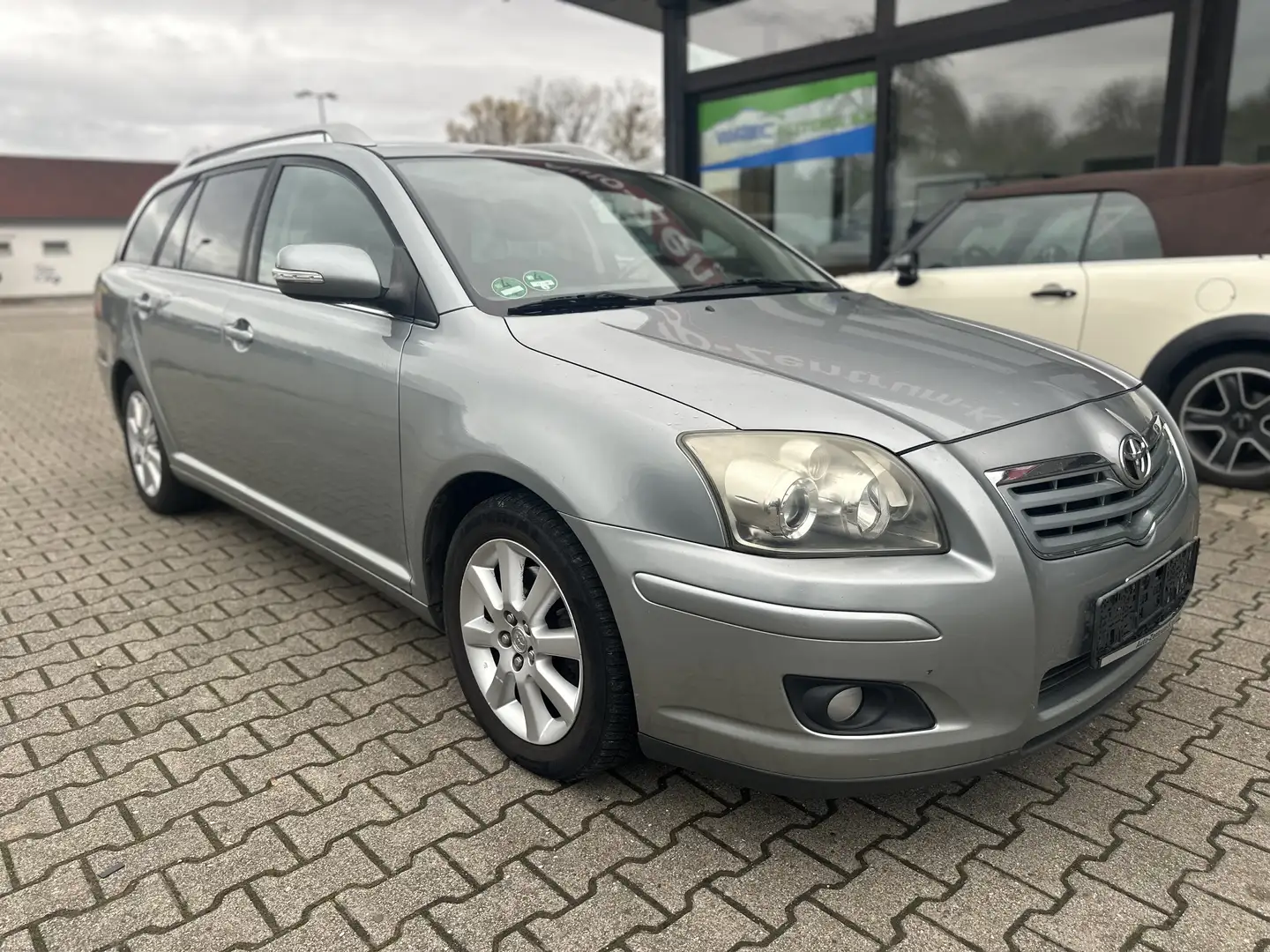 Toyota Avensis 2.0 D-4D Travel Gris - 1
