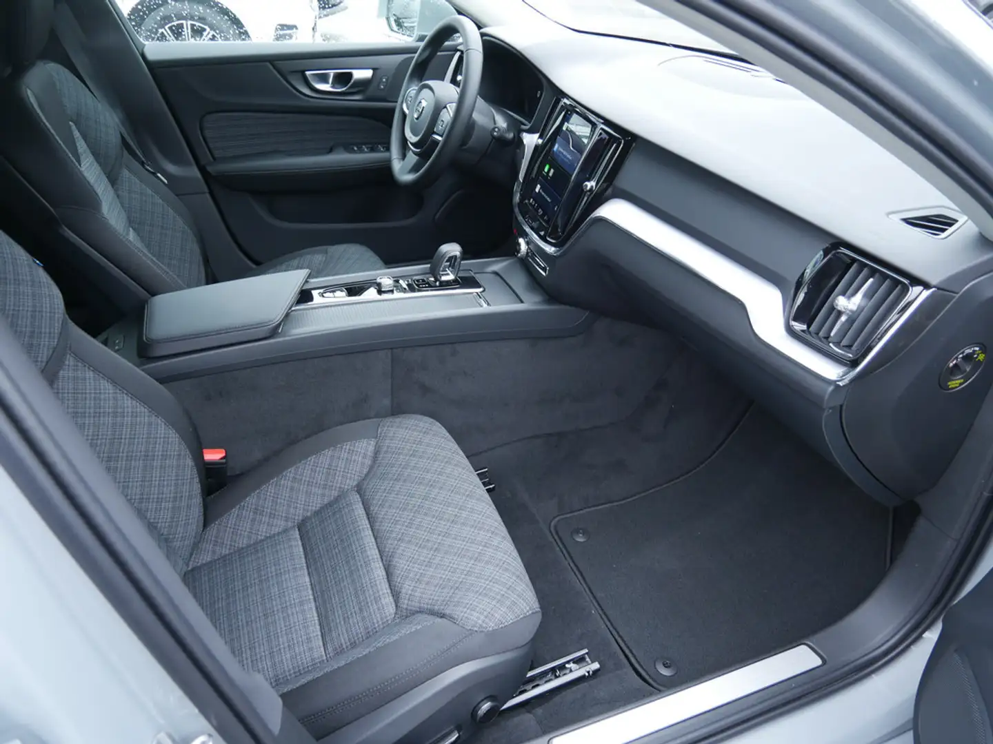 Volvo V60 B3 Core KLIMA PDC SHZ KAMERA ACC LED Grau - 2