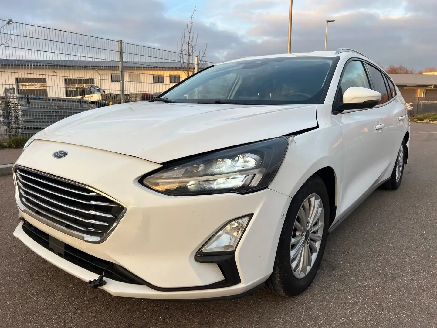 Ford Focus Turnier Titanium Blanc - 1
