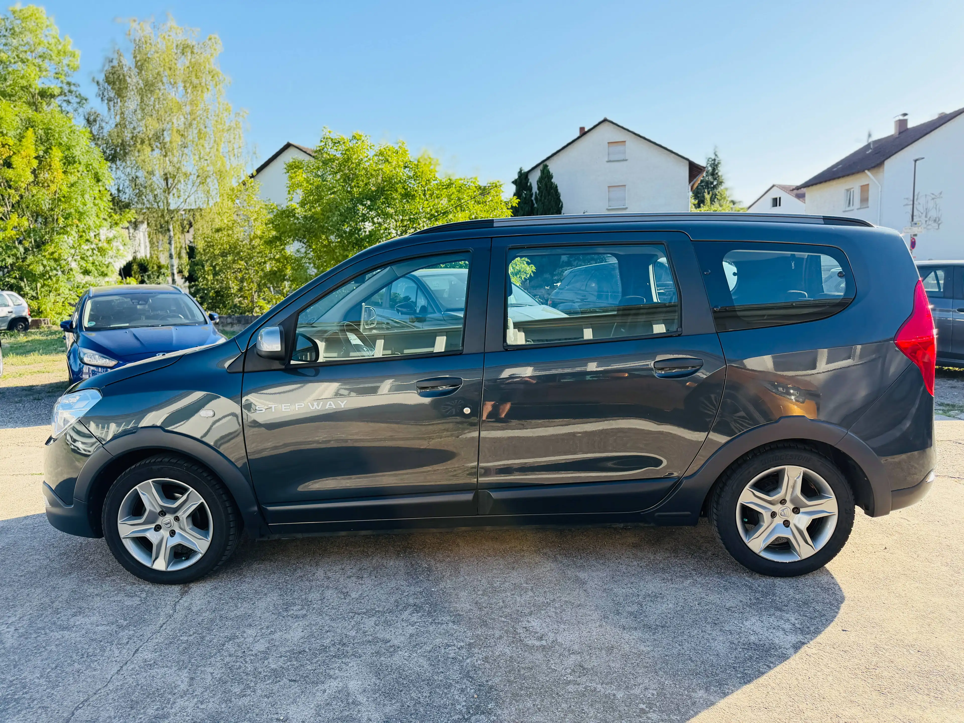 Dacia Lodgy Stepway*1.Hand*S-HEFT*AHK*Kamera*7 Sitze — photo 7