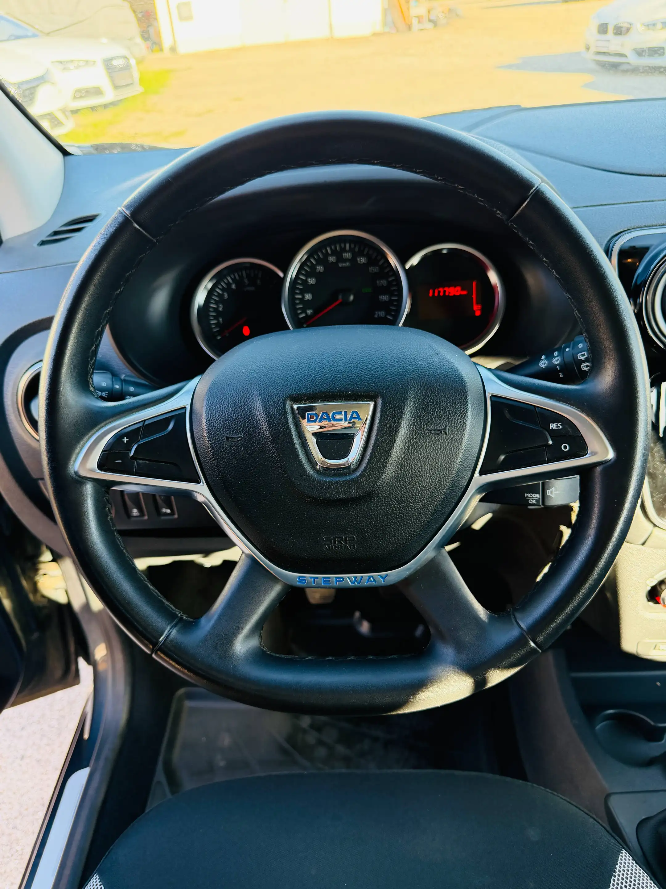 Dacia Lodgy Stepway*1.Hand*S-HEFT*AHK*Kamera*7 Sitze — photo 11
